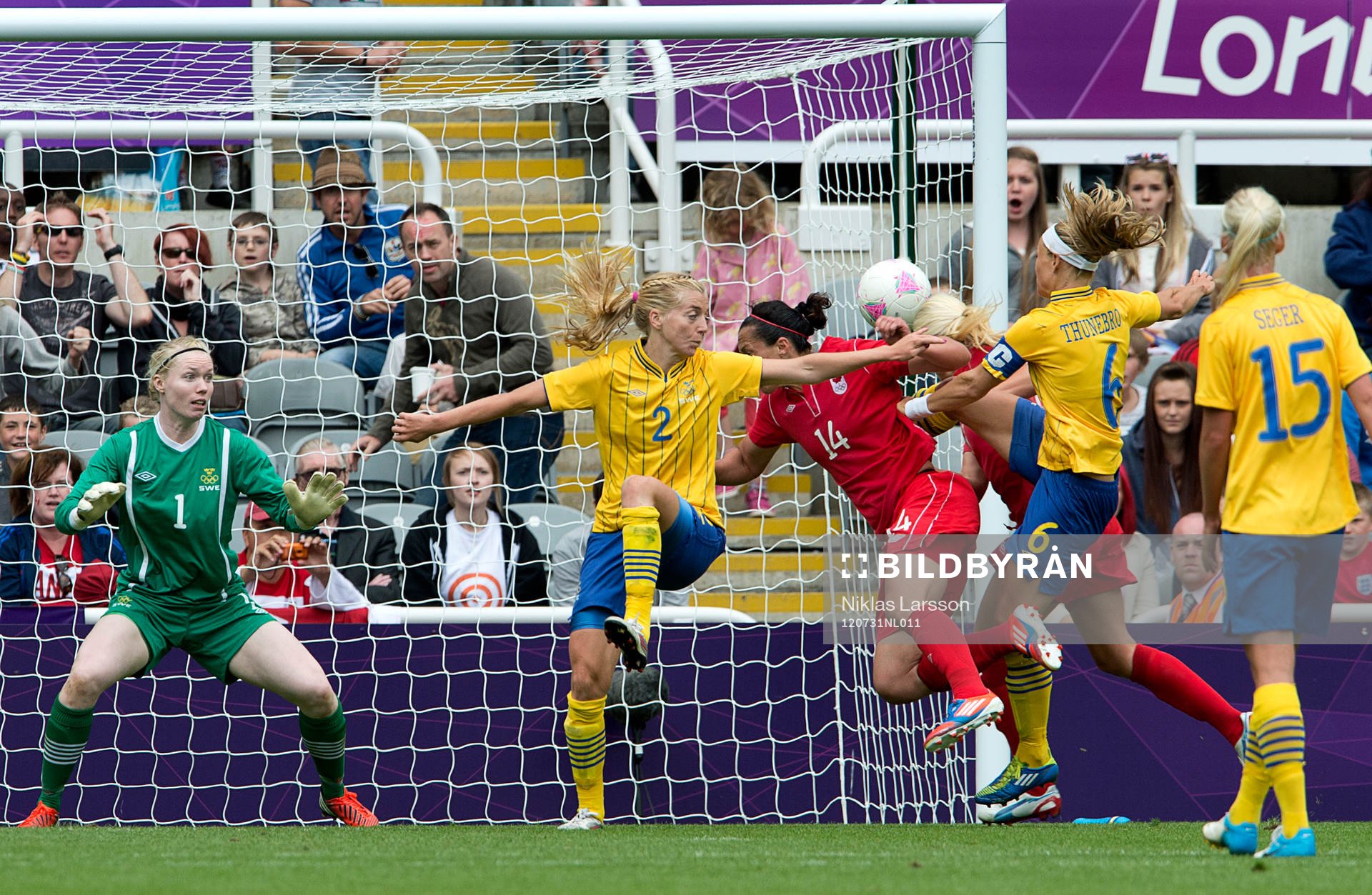 De svenska spelarna ser på när Kaylyn Kyle, Kanada nickar
