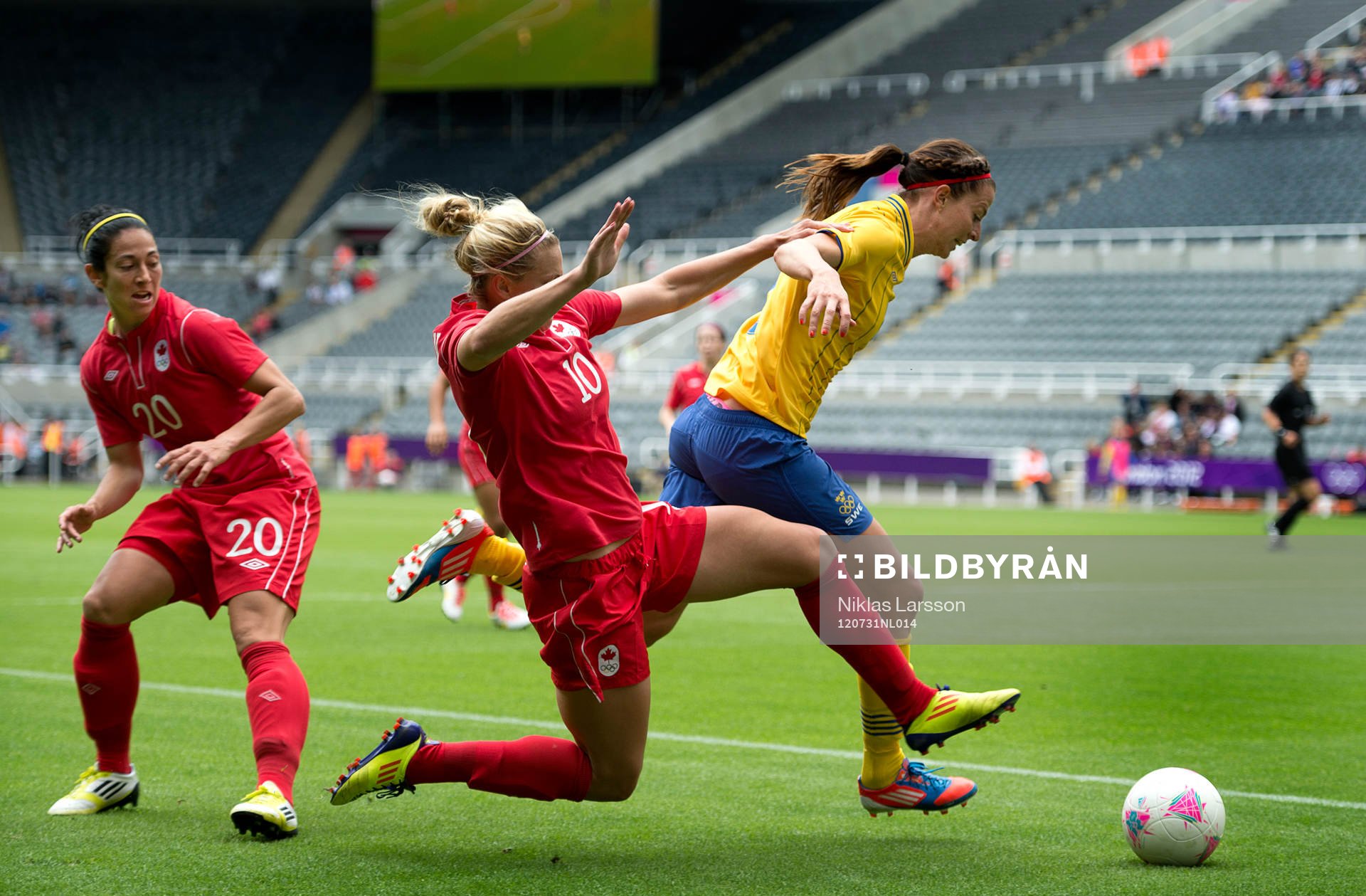 Lotta Schelin, Sverige tar sig förbi Lauren Sesselmann och