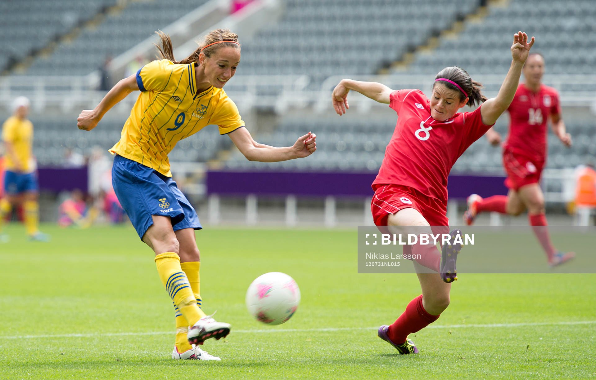 Kosovare Asllani, Sverige och Diana Matheson, Kanada