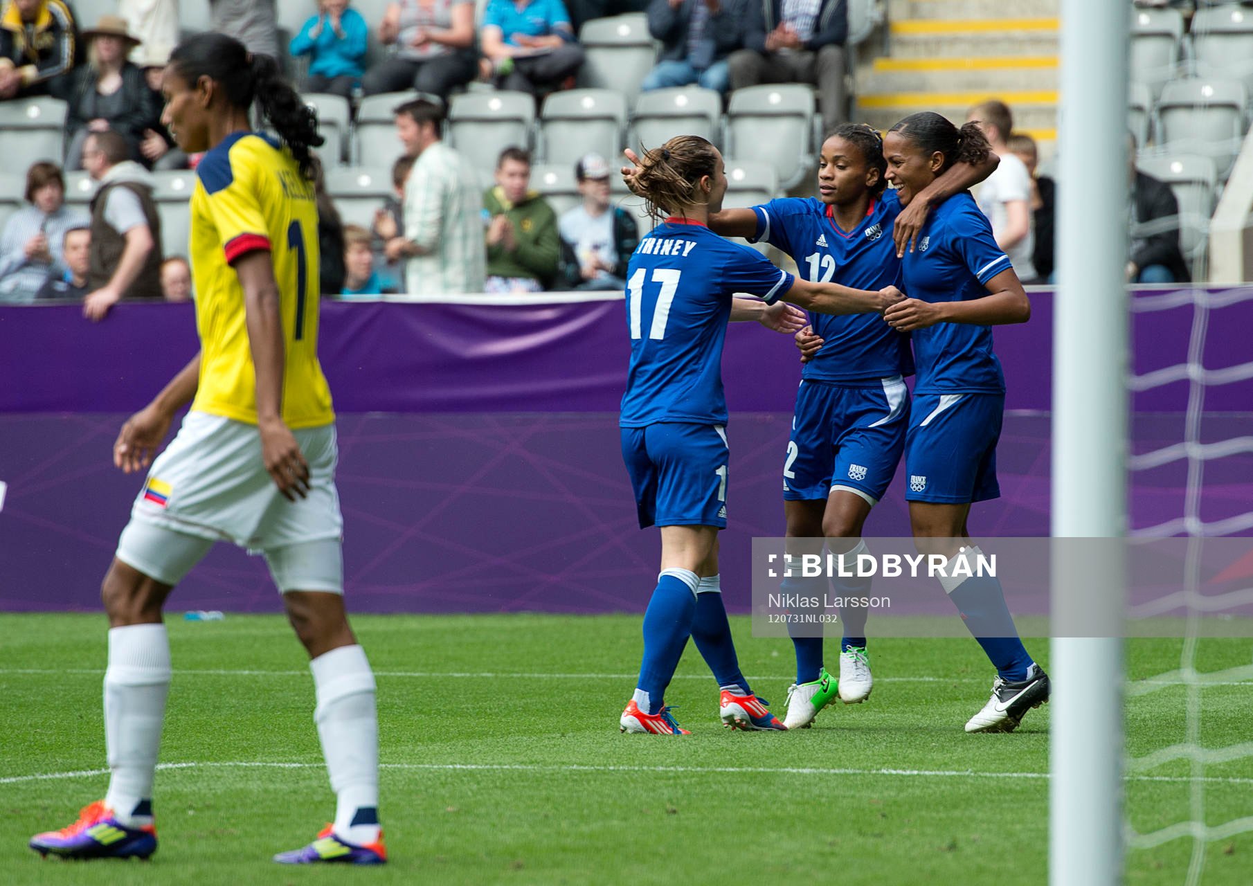 Elodie Thomis, Frankrike gratuleras av Marie Laure Delie