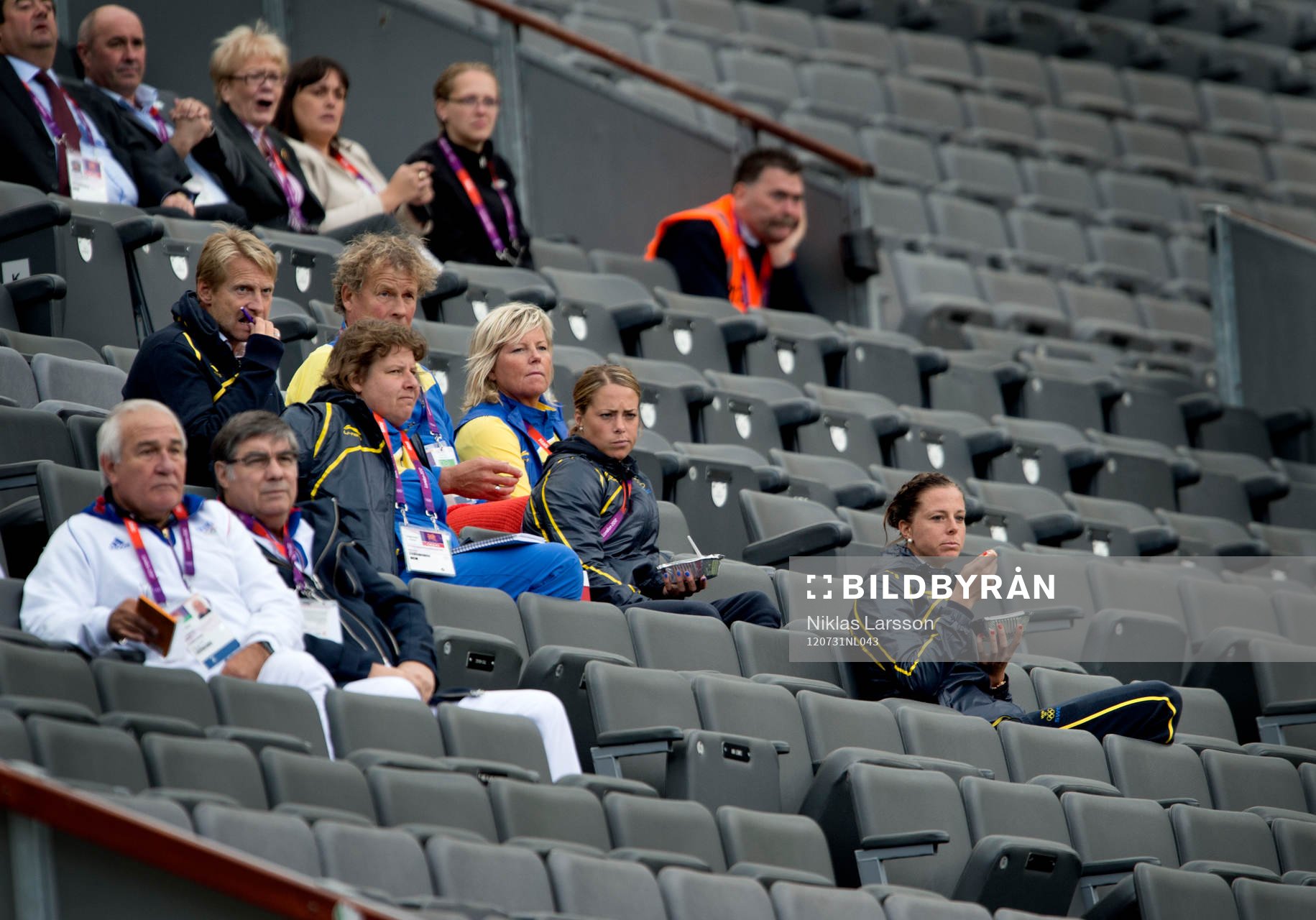 Det svenska laget följer matchen mellan Frankrike och