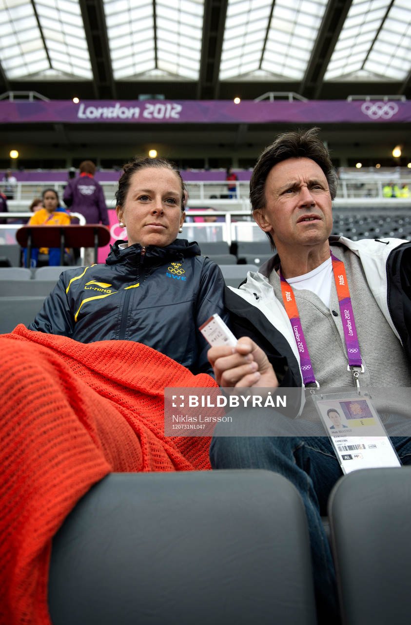 Lotta Schelin följer matchen mellan Frankrike och Colombia