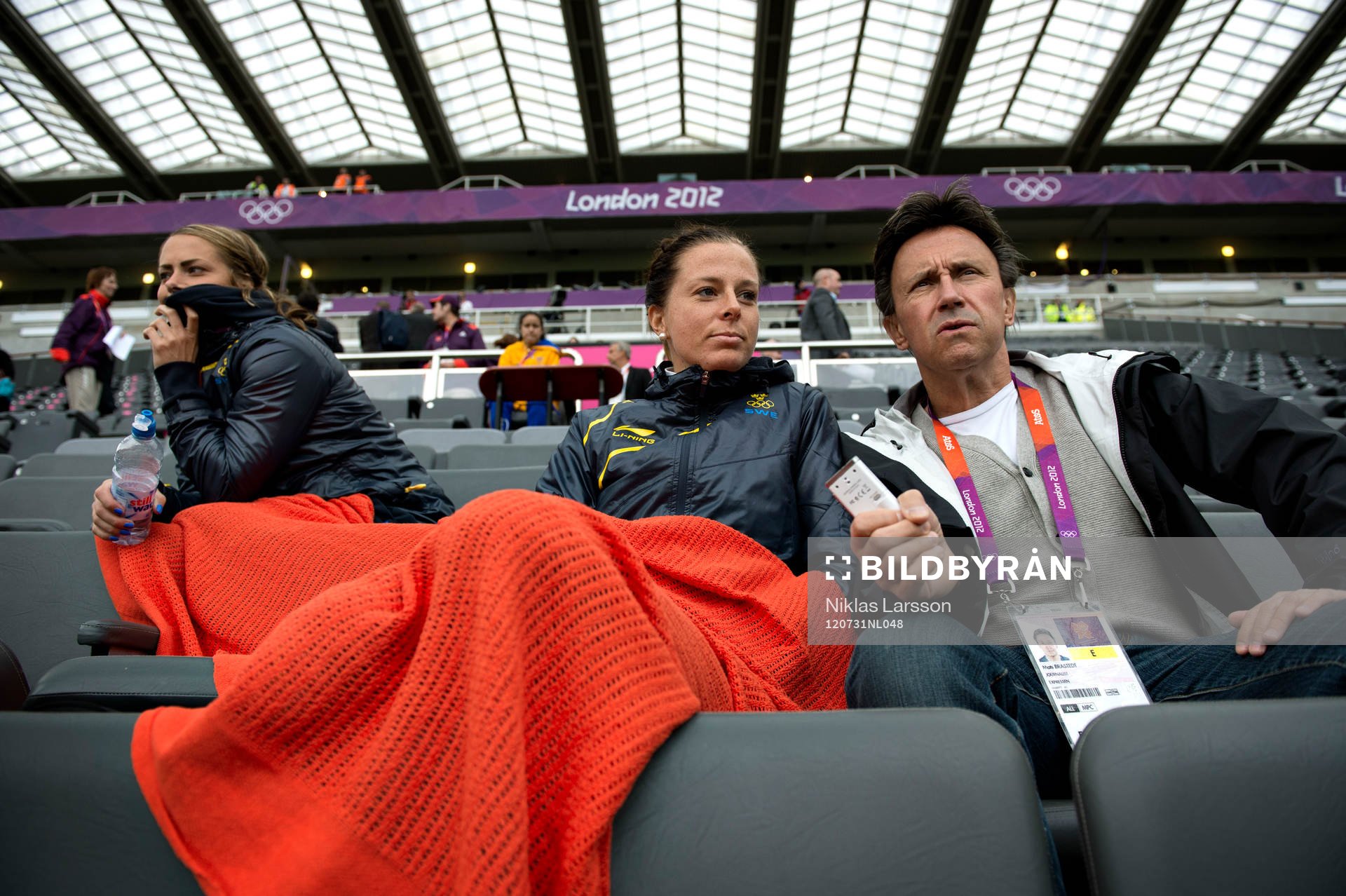 Lotta Schelin följer matchen mellan Frankrike och Colombia