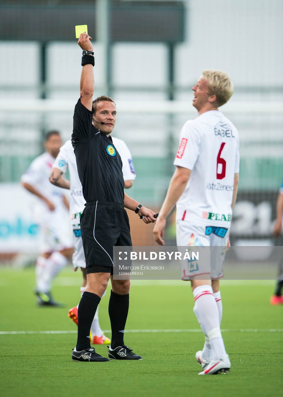 Domare Kristoffer Karlsson tilldelar Mikael Thorstensson,