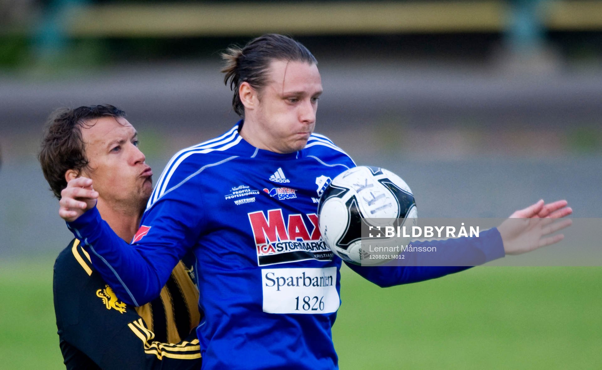 Johan Waldemarsson, Hässleholm, trycker en Nosaby-spelare