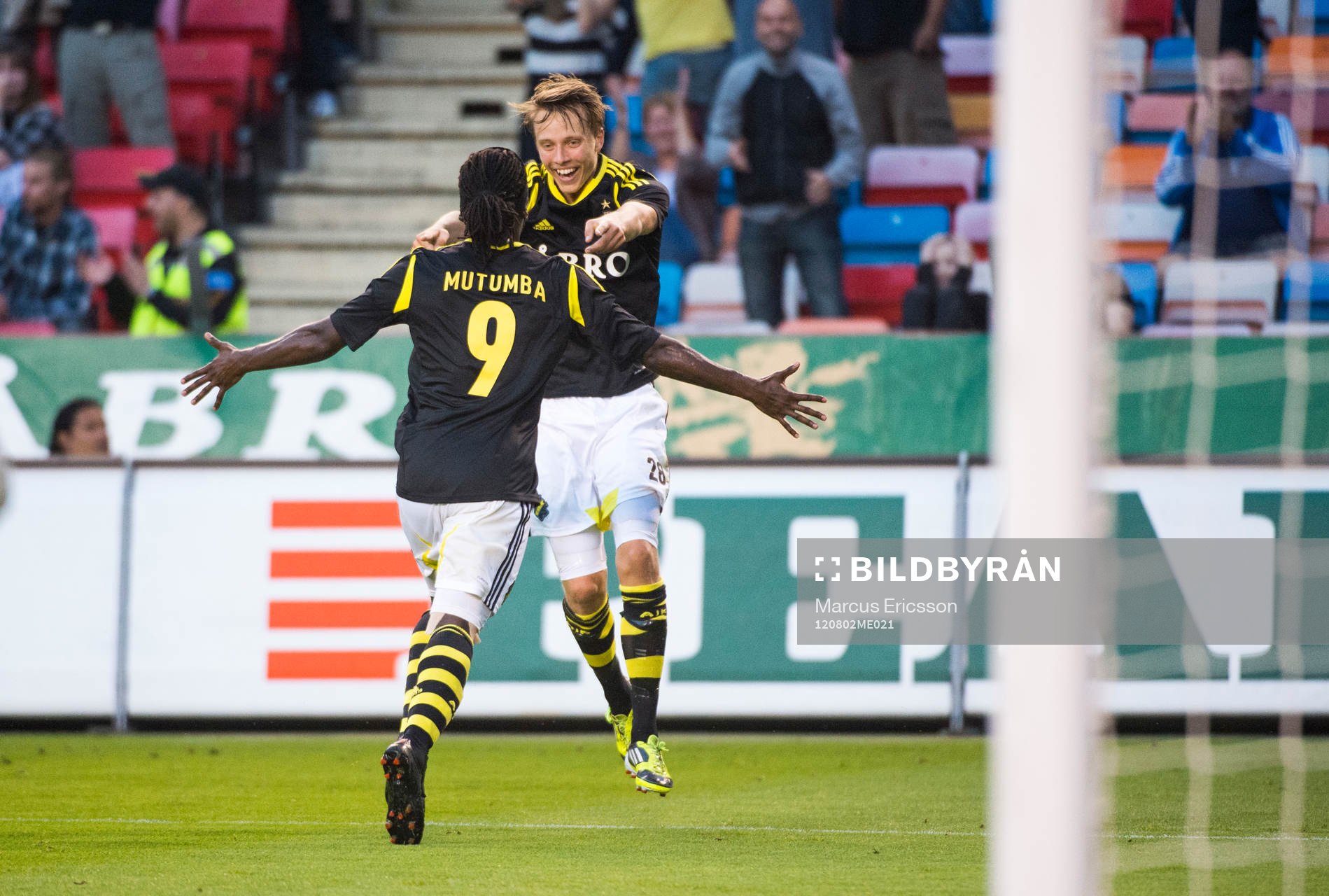 Martin Mutumba jublar med Viktor Lundberg, AIK