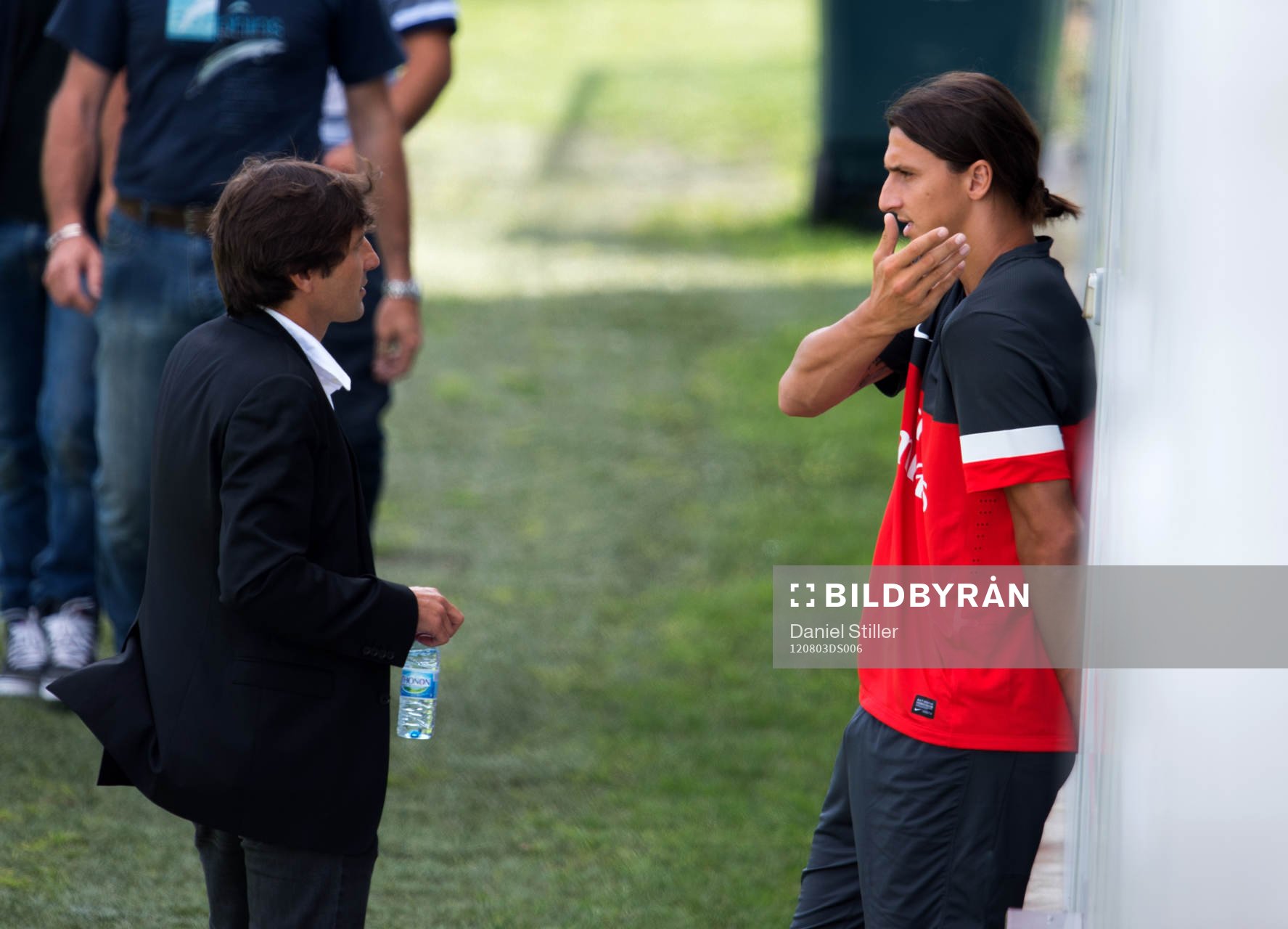 Zlatan Ibrahimovic pratar med PSG:s sportchef Leonardo