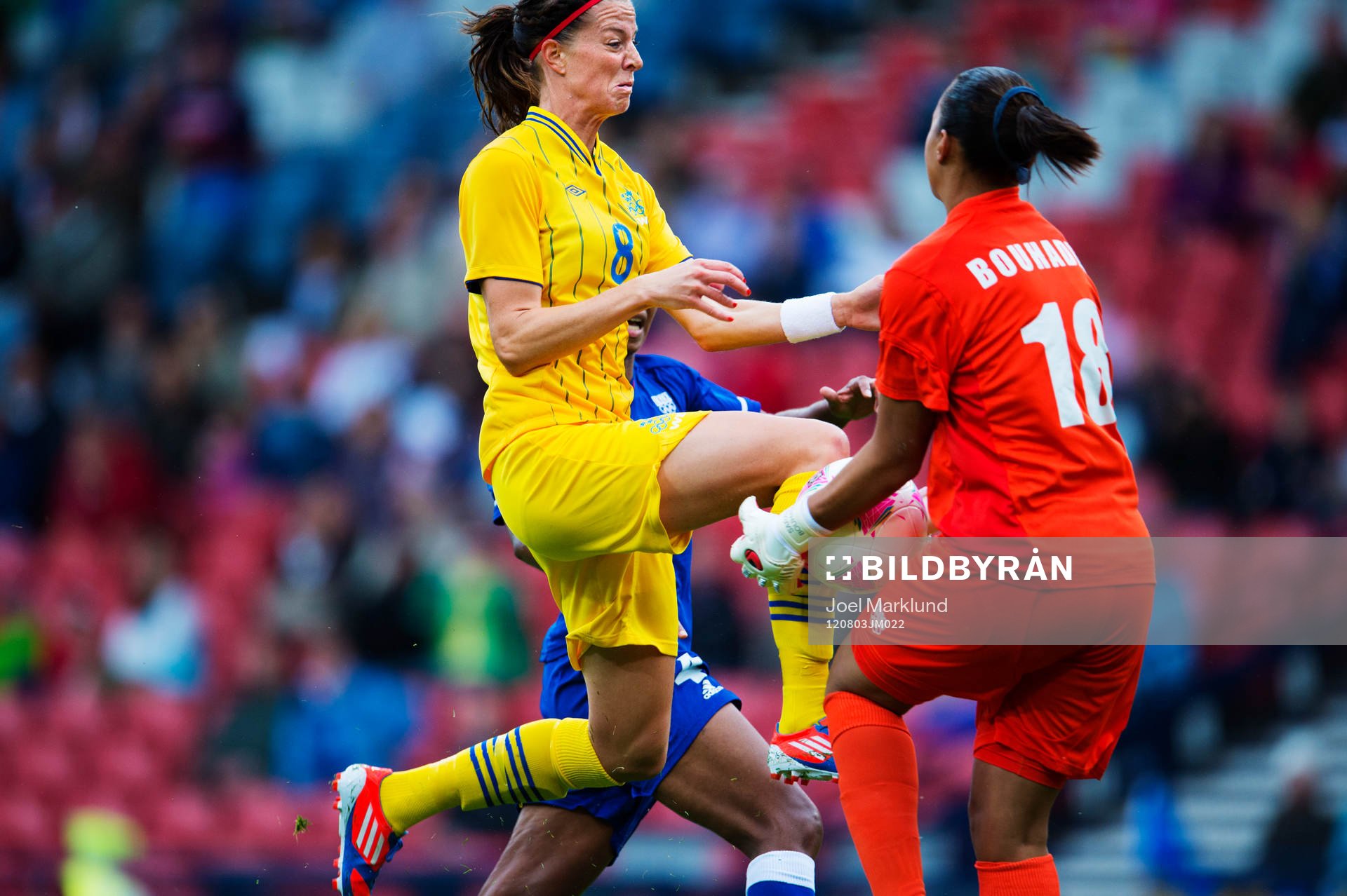 Lotta Schelin, Sverige, krockar med Sarah Bouhaddu,
