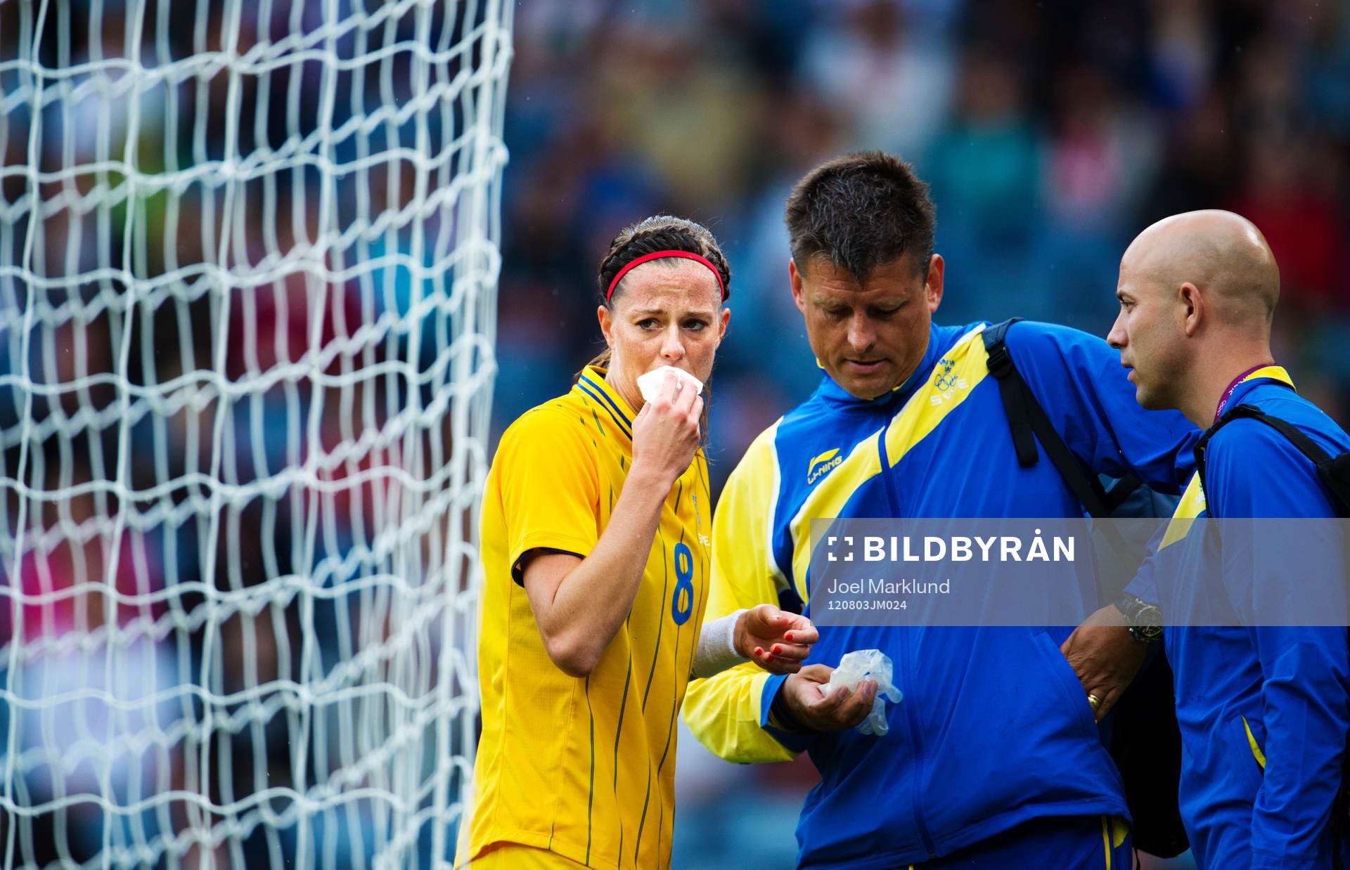 Lotta Schelin, Sverige, tas om hand