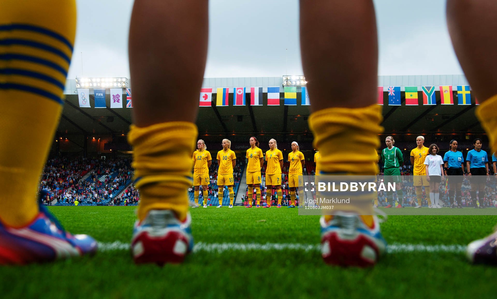De svenska spelarna sjunger nationalsången