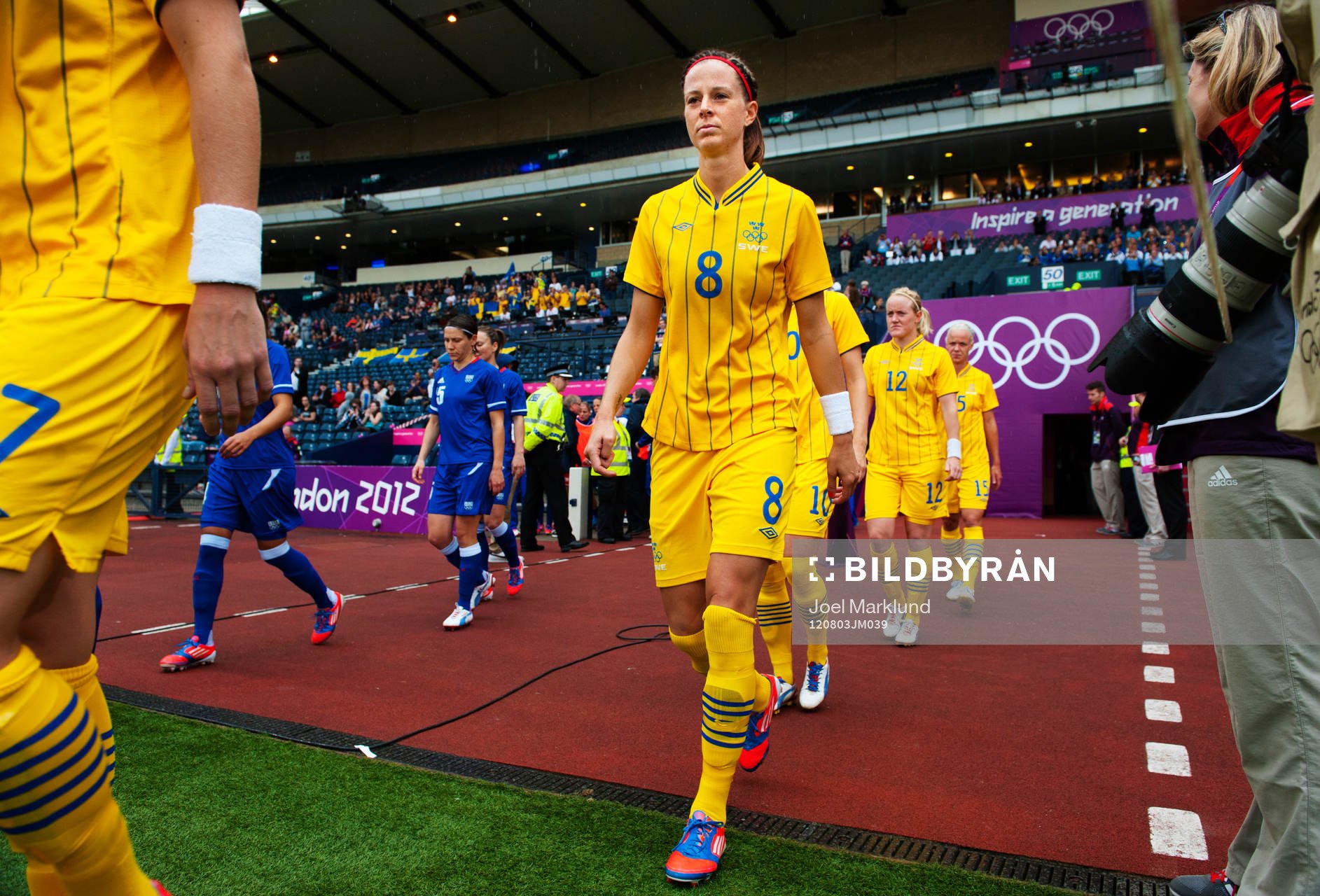 Lotta Schelin, Sverige, gör entré