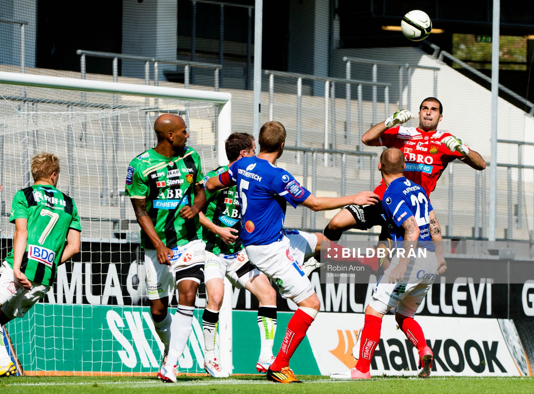 Dime Jankulovski, målvakt Gais boxar ut bollen