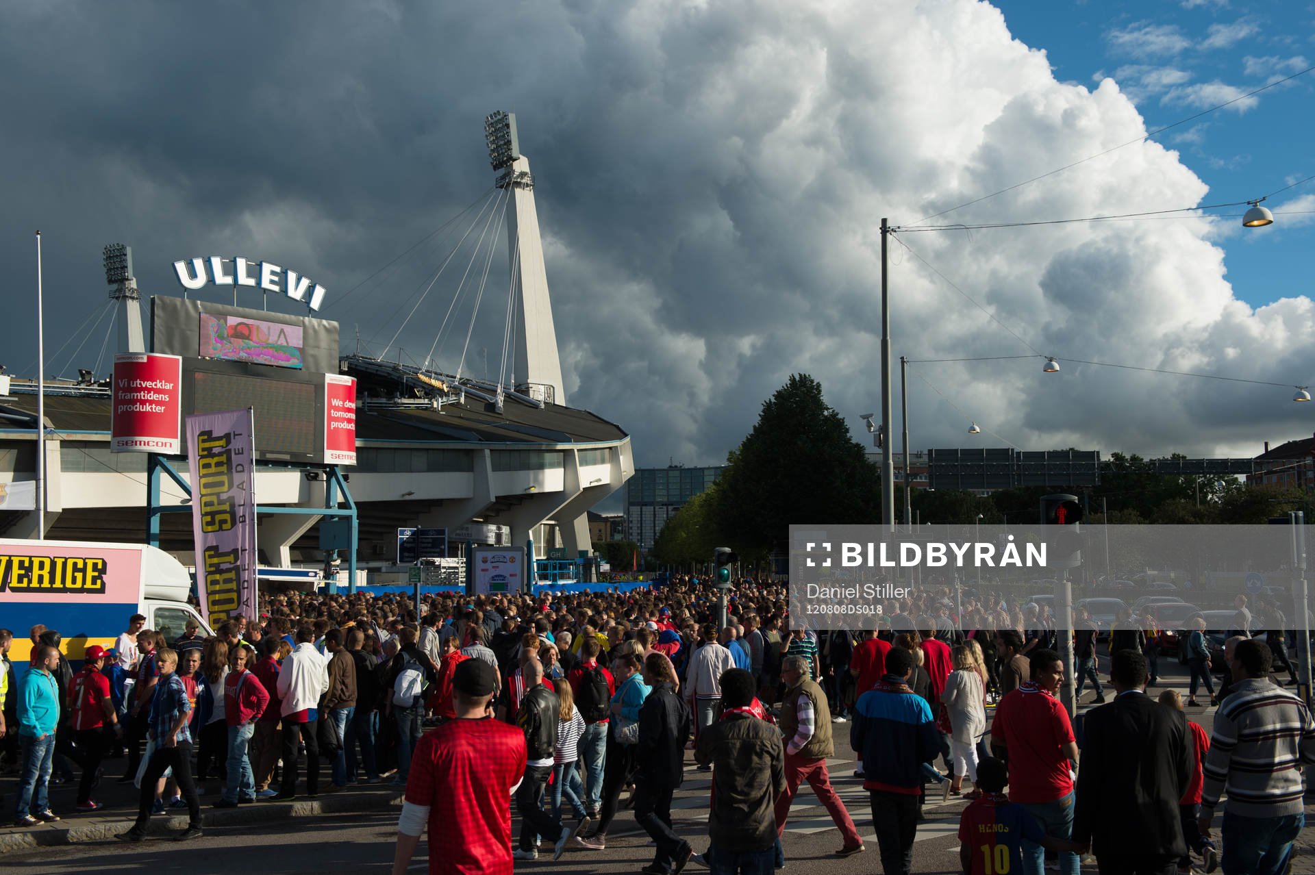 Mycket folk utanför Ullevi innan matchen