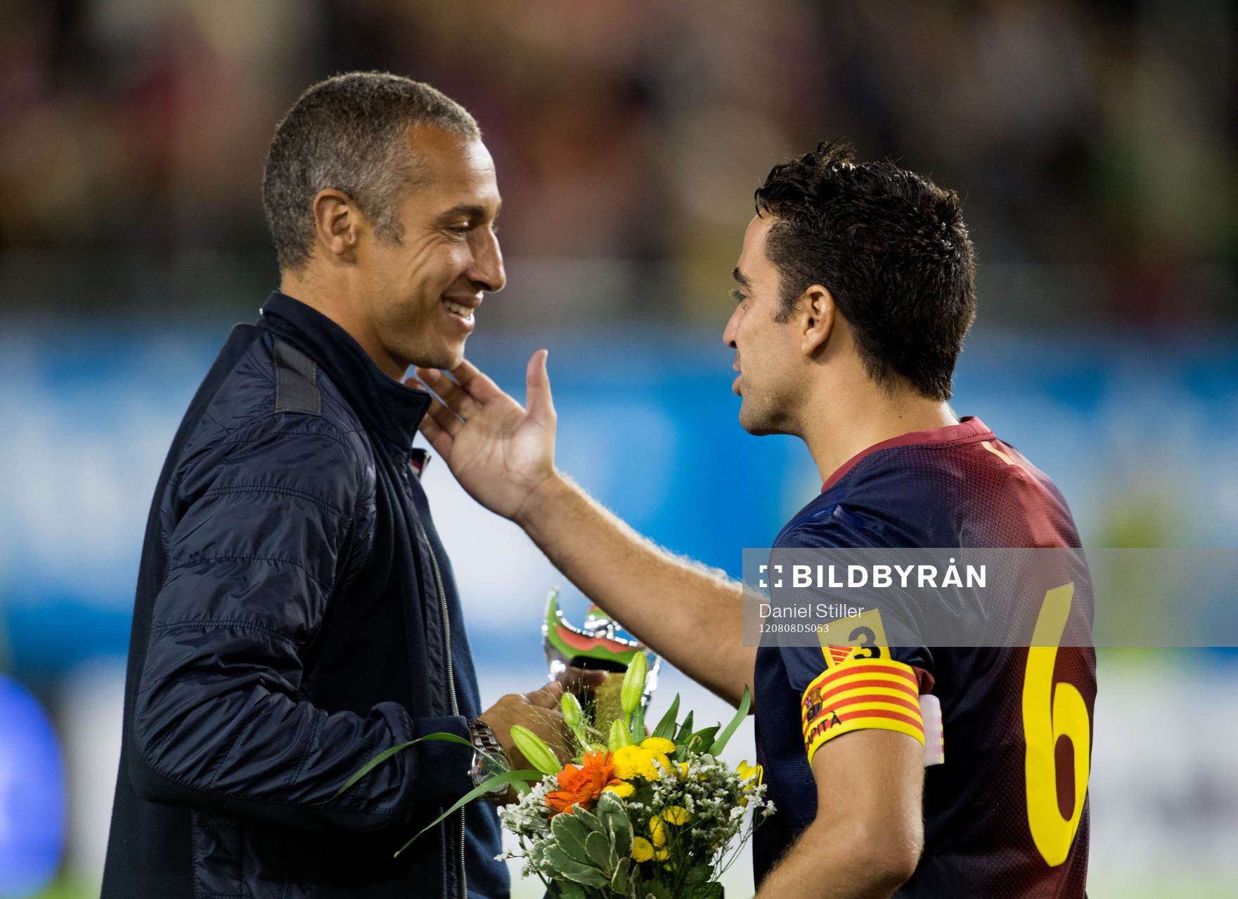  Henrik Larsson, som spelat i både Barcelona och Manchester United hälsar på Xavi