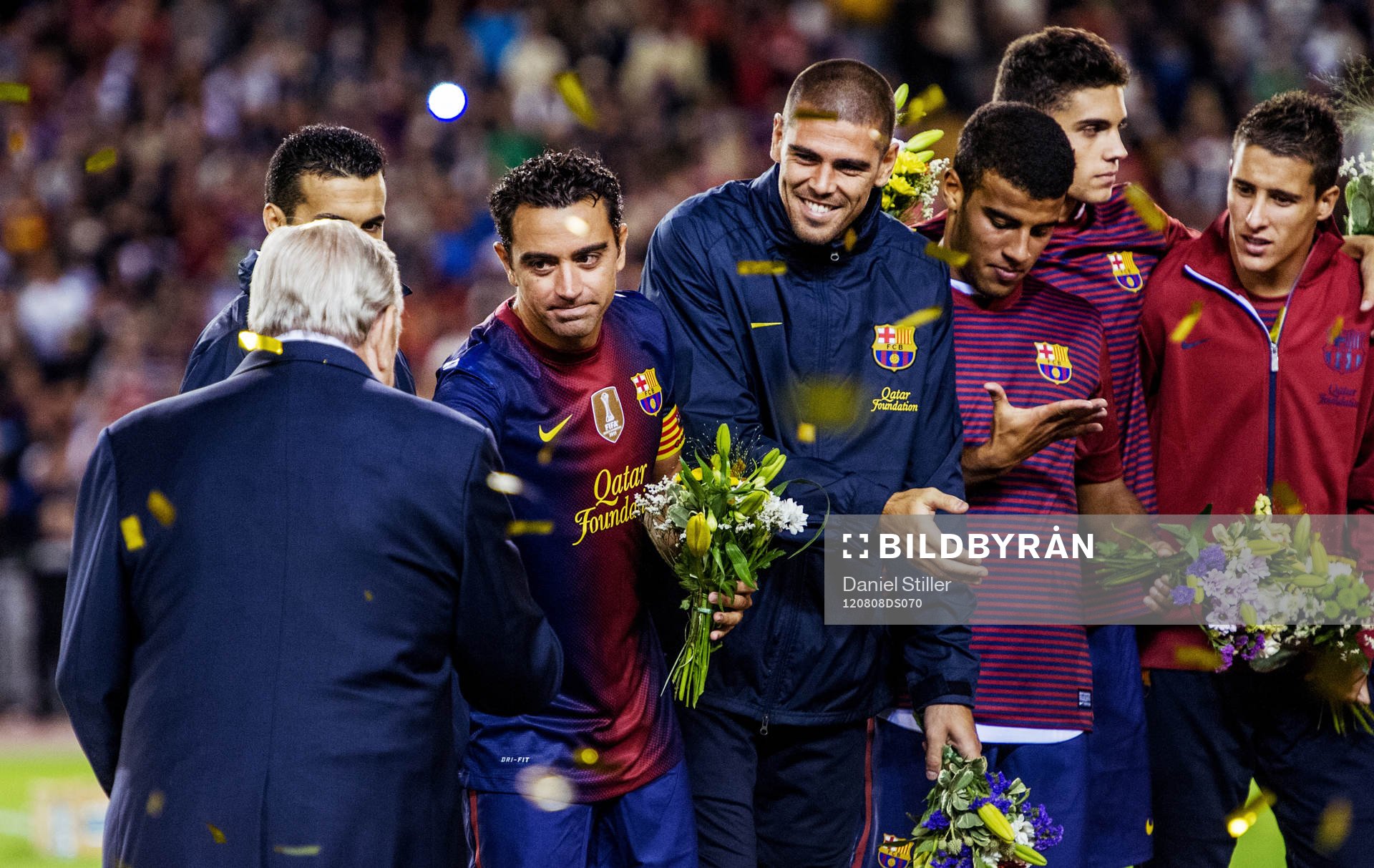 Xavi, Barcelona, skakar hand med Lennart Johansson
