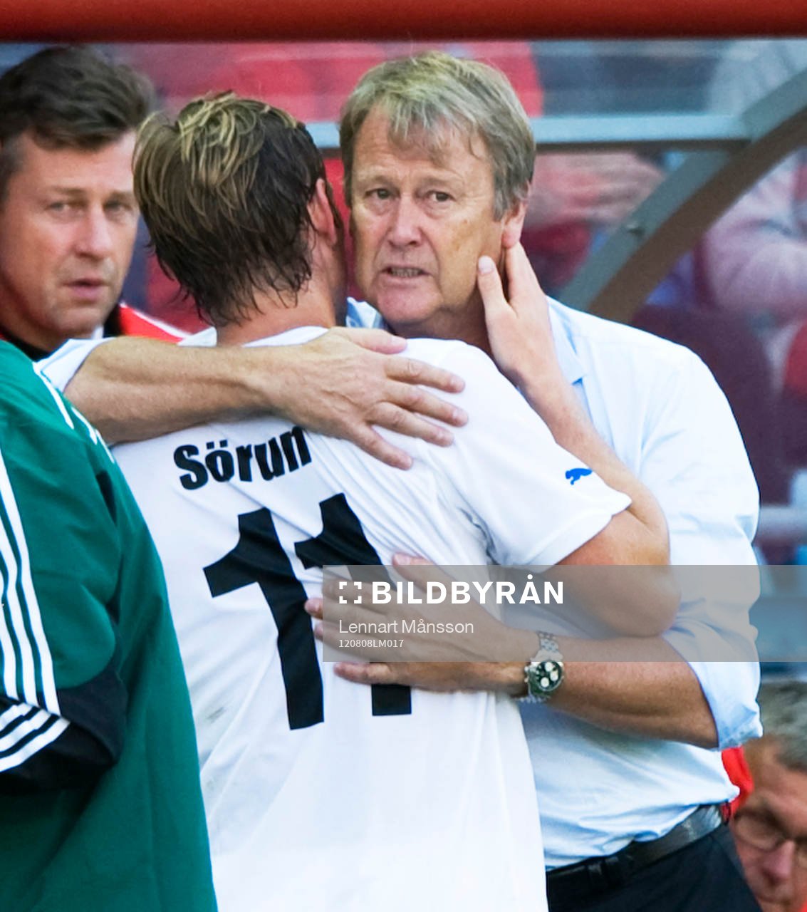 Åge Hareide, tränare, Helsingborg, kramar 3-målsskytten