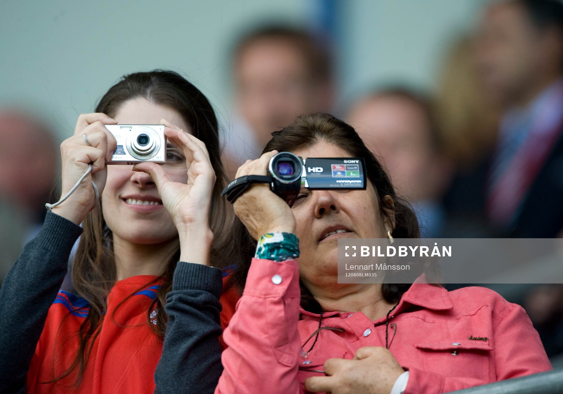 Supporters fotograferar sina favoriter
