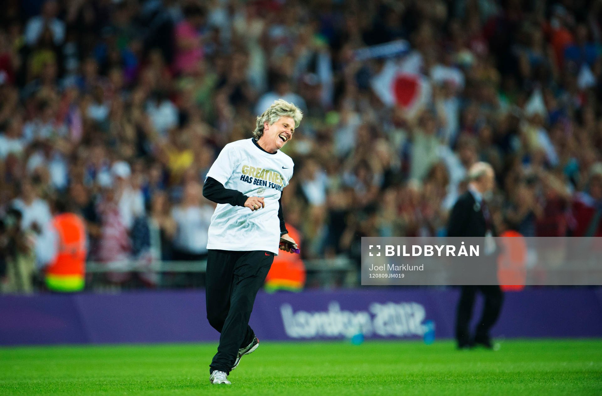 OS 2012, Fotboll, dam, final, USA - Japan: Pia Sundhage, tränare, USA, dansar och hoppar på planen i glädje.