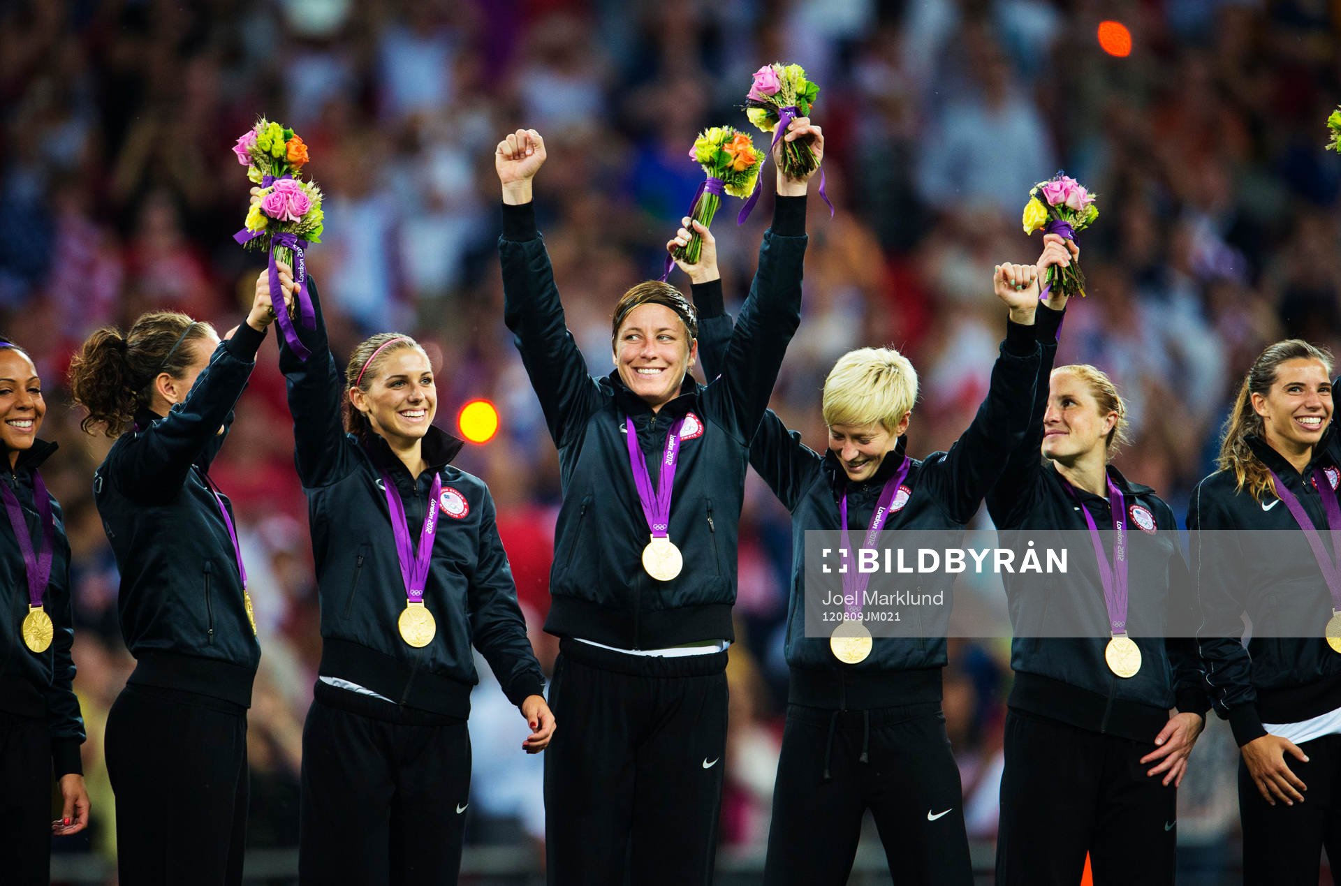 De amerikanska spelarna jublar när de fått sina medaljer.