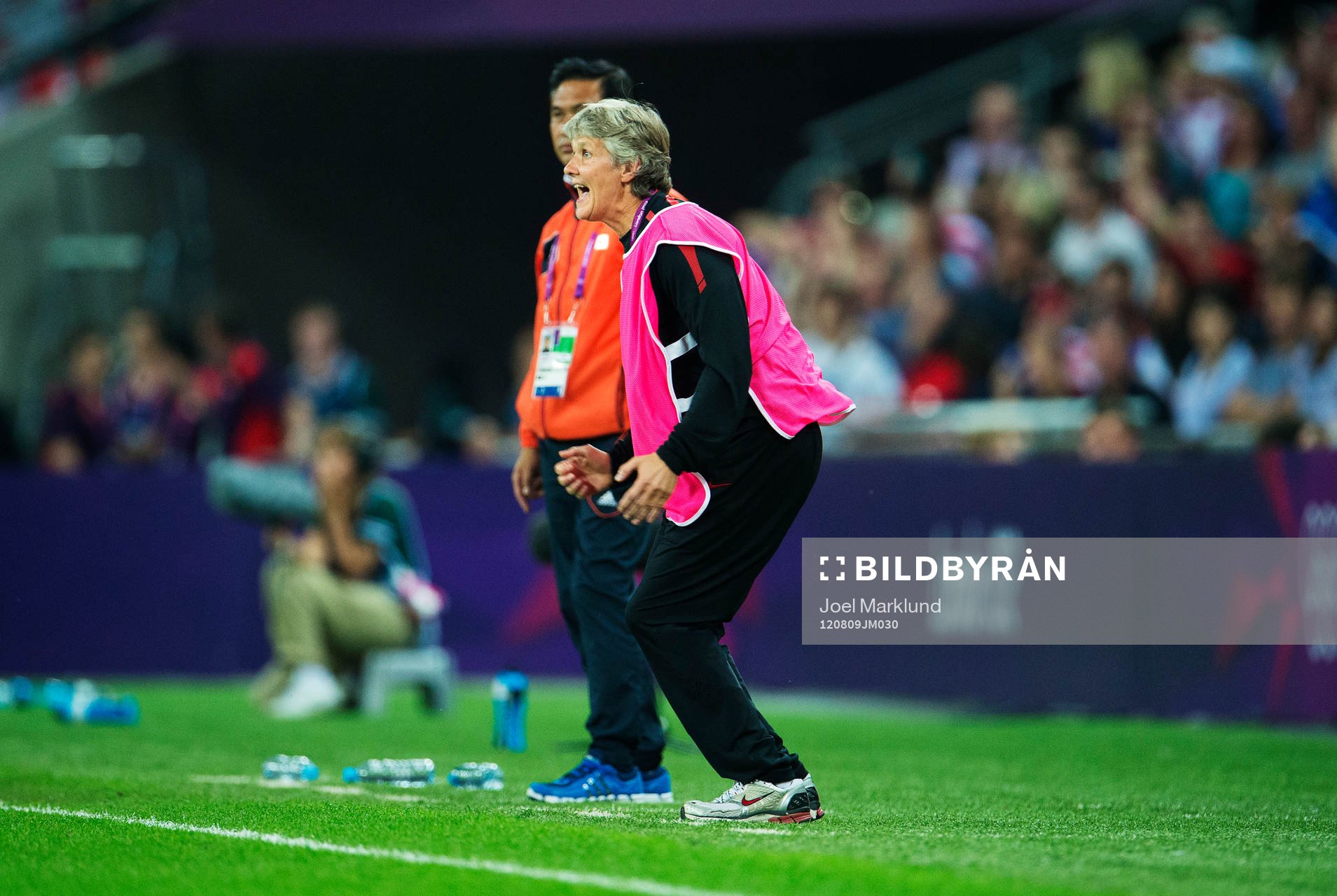 OS 2012, Fotboll, dam, final, USA - Japan: Pia Sundhage, tränare, USA, jublar på slutsignalen när det står klart att USA vunnit guld. Jubel.
