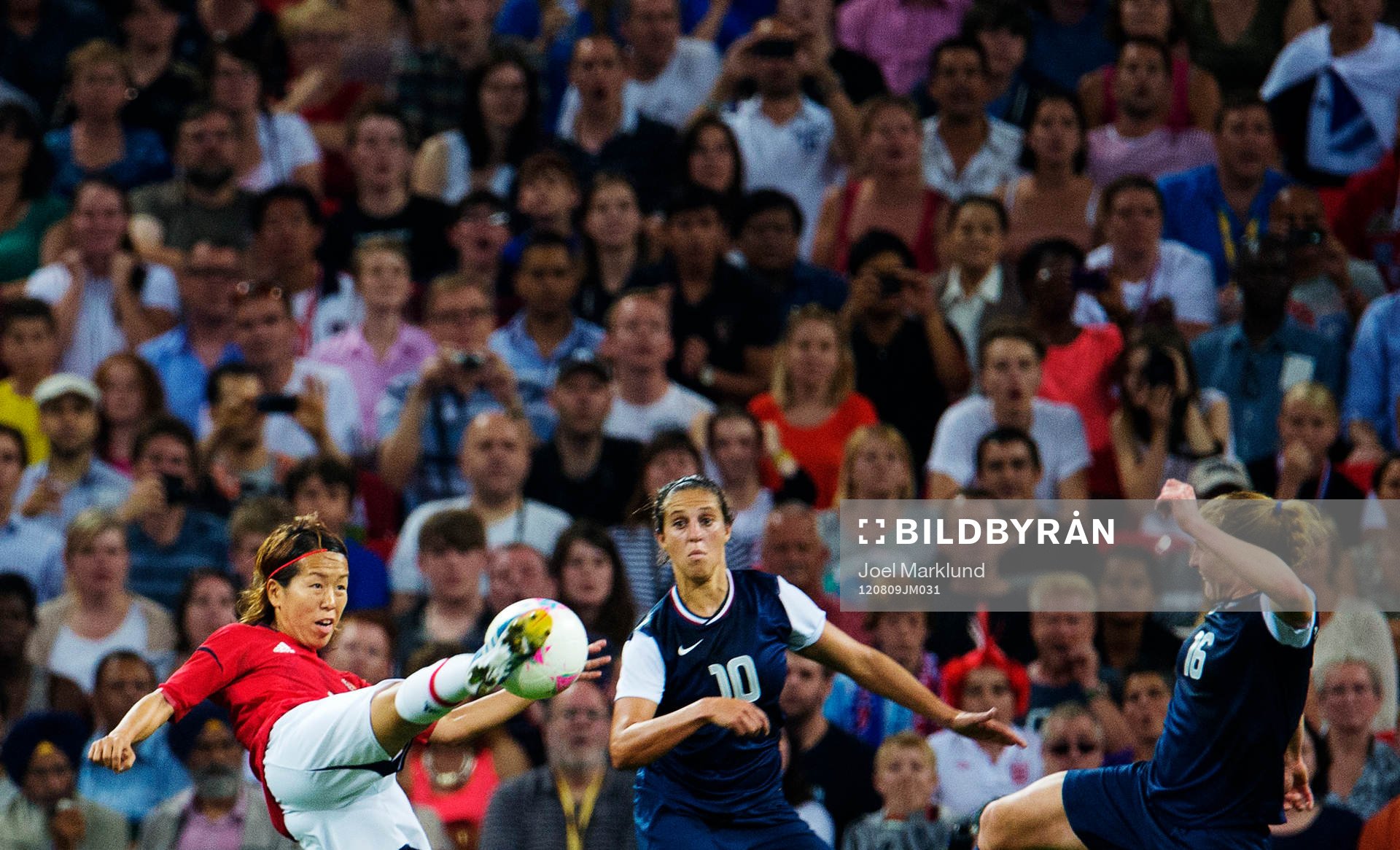 OS 2012, Fotboll, dam, final, USA - Japan: Azusa Iwashimizu, Japan, sparkar bollen.