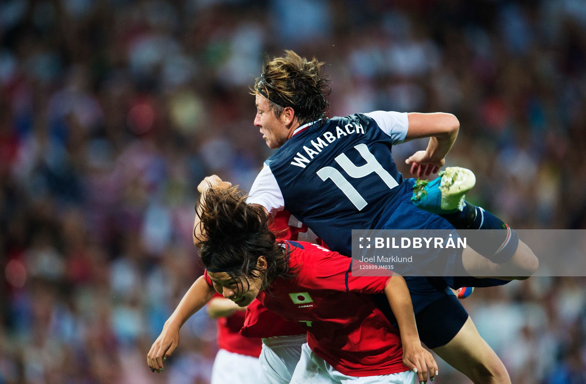 Saki Kumagai, Japan, i luftduell med Abby Wambach, USA