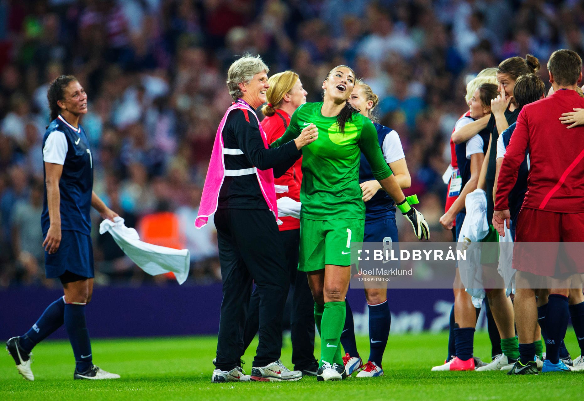 OS 2012, Fotboll, dam, final, USA - Japan: Pia Sundhage, tränare, USA, och Hope Solo, målvakt.
