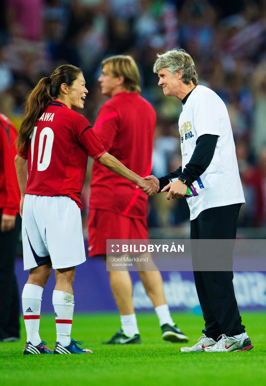 Homare Sawa, Japan, och Pia Sundhage, tränare, USA, tackar