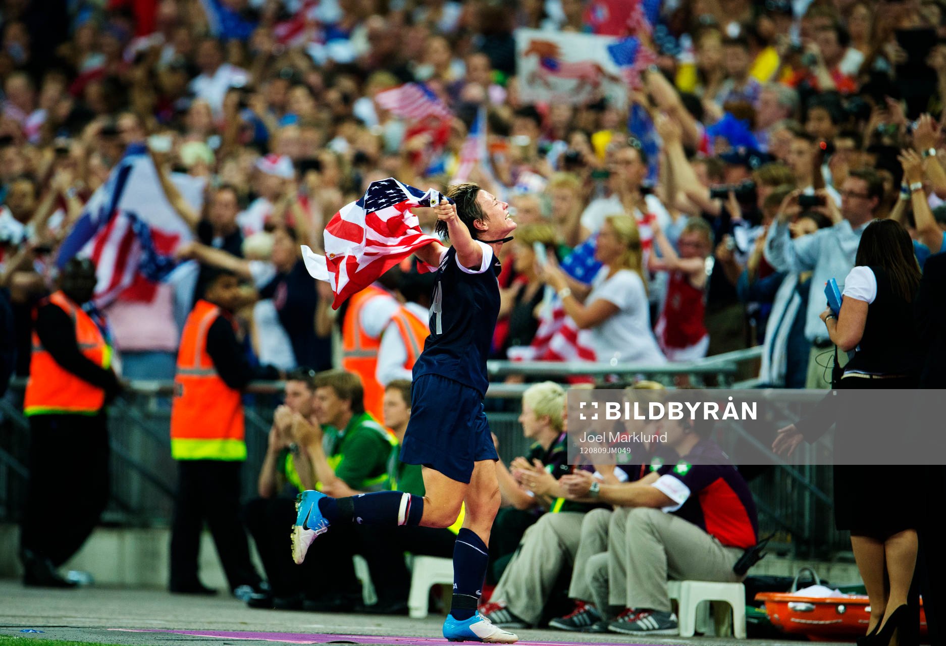 Tvåmålsskytten Abby Wambach, USA, springer med USA:s
