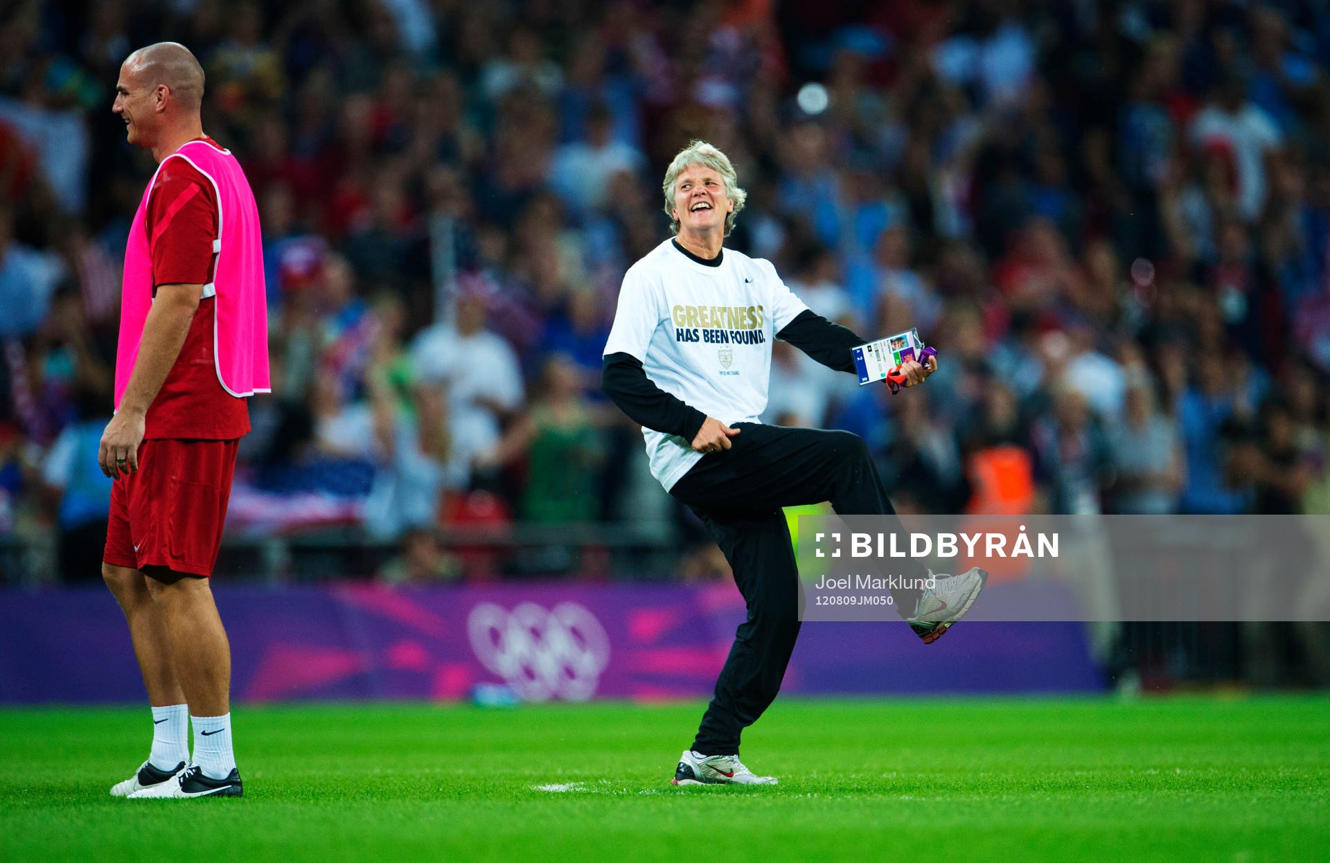 OS 2012, Fotboll, dam, final, USA - Japan: Pia Sundhage, tränare, USA, dansar och hoppar på planen i glädje.