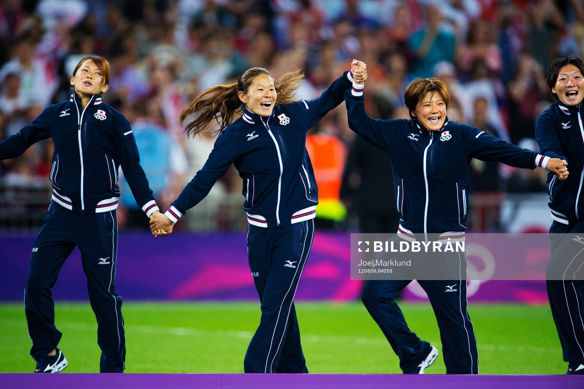 OS 2012, Fotboll, dam, final, USA - Japan: De japanska spelarna med Homare Sawa i spetsen jublar trots förlusten. Jubel.