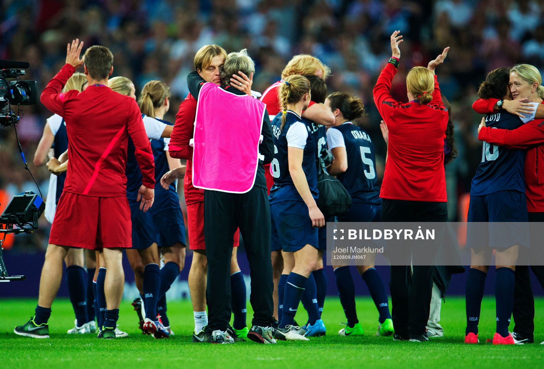 OS 2012, Fotboll, dam, final, USA - Japan: Tony Gustavsson, assisterande tränare, kramar om Pia Sundhage, tränare, USA.