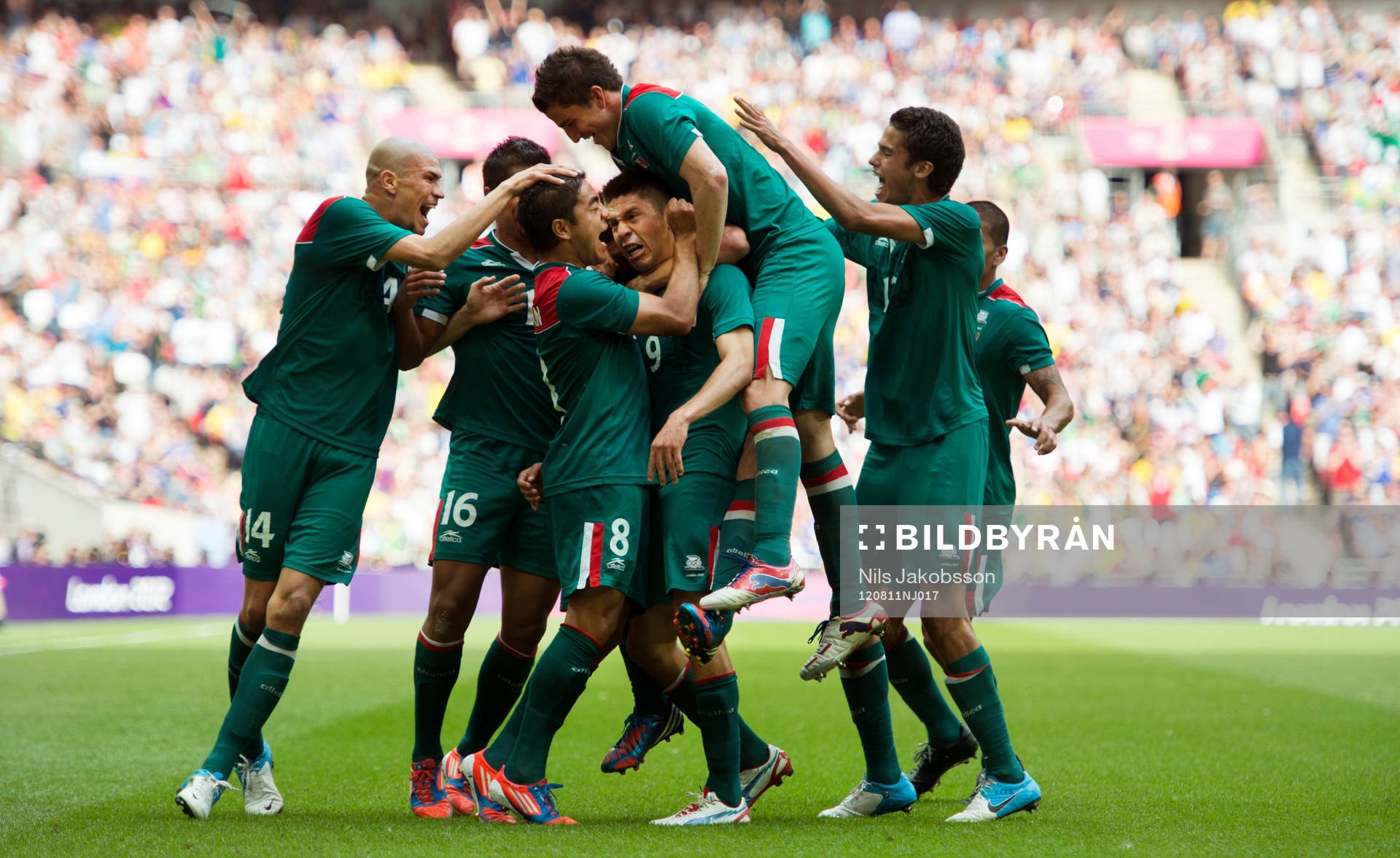 Mexico gör 2-0 och målskytten Oribe Peralta, omringas,