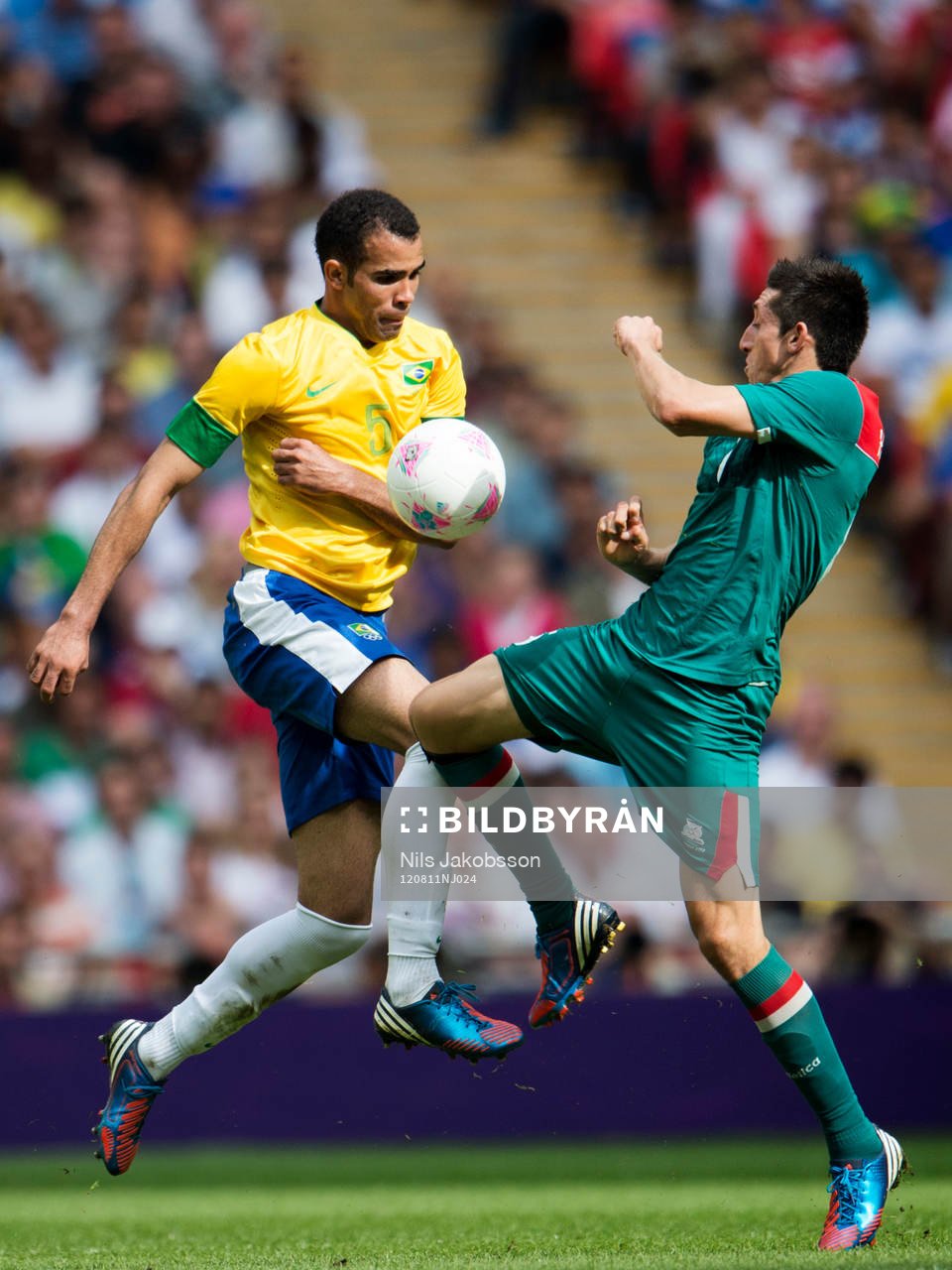 OS 2012, Fotboll, final, Brasilien - Mexico: Sandro, Brasilien, Carlos Salcido, Mexico.