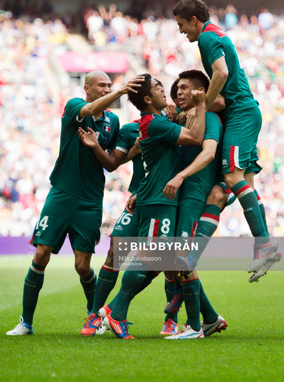 OS 2012, Fotboll, final, Brasilien - Mexico: Marco Fabian, Oribe Peralta, 