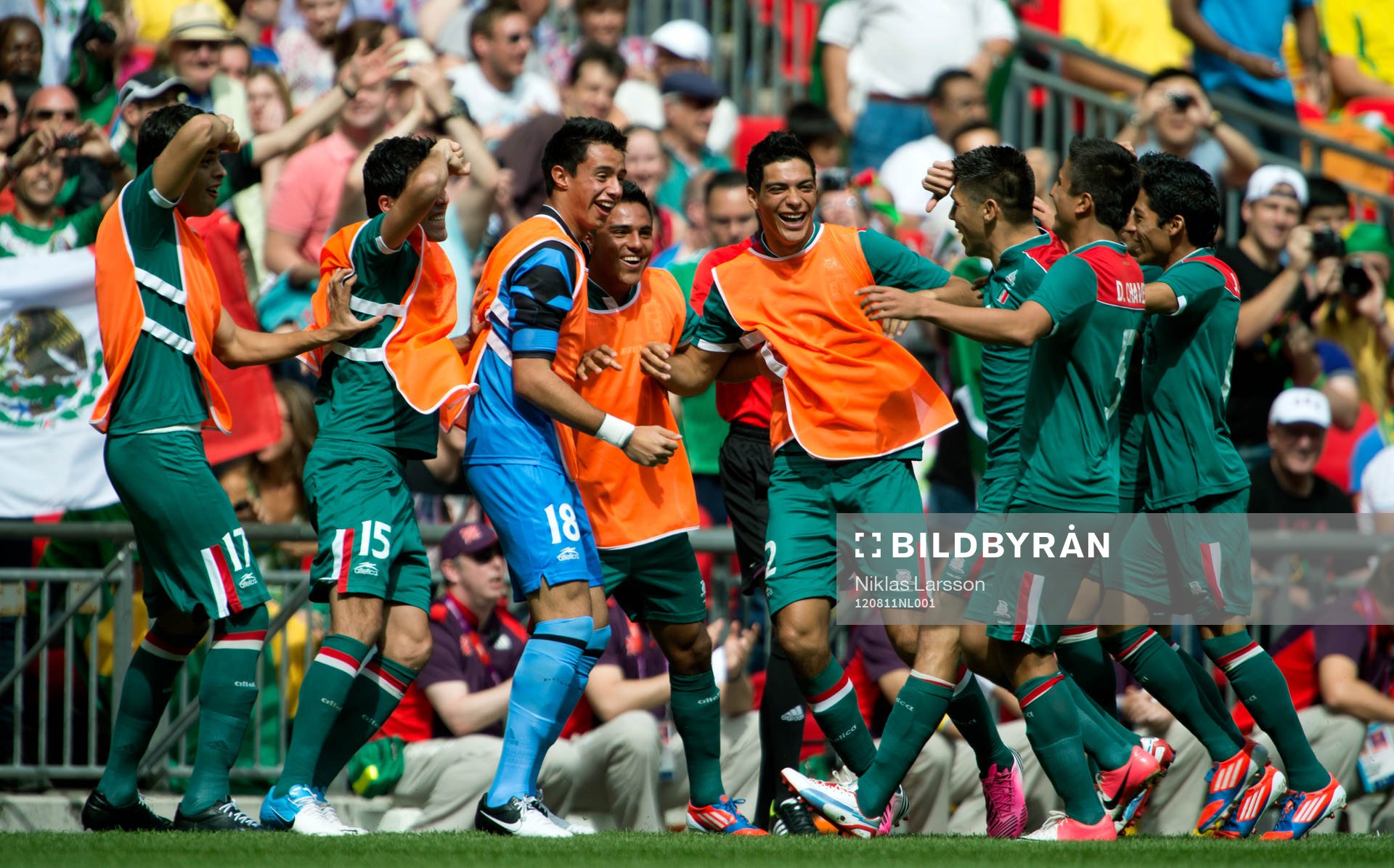 De Mexicanska spelarna gratulerar Oribe Peralta