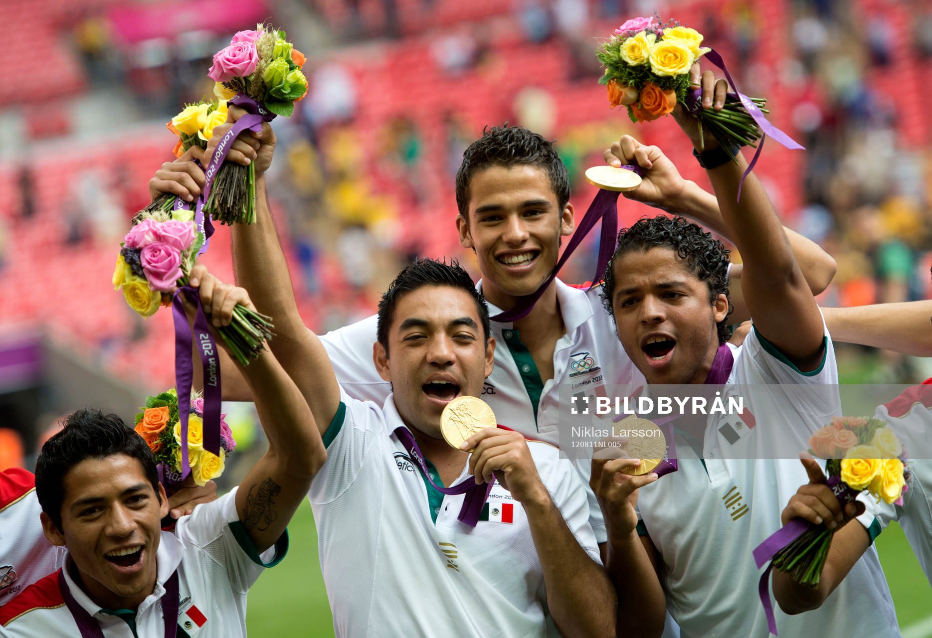 OS 2012, fotboll, herr, final, Brasilien - Mexico: De Mexikanska spelarna jublar över segern.