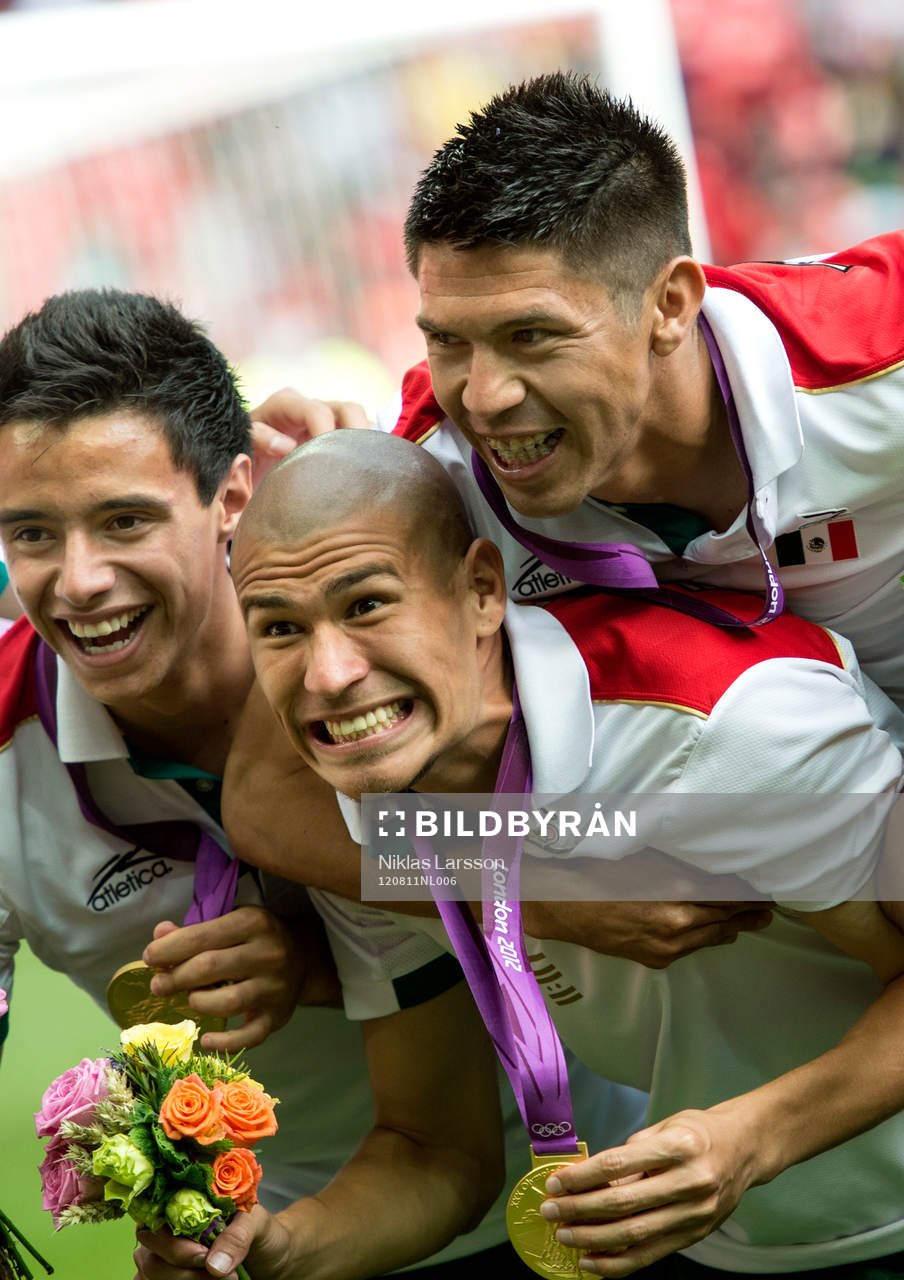 Målskyttarna Jorge Enriquez och Marco Fabian jublar över