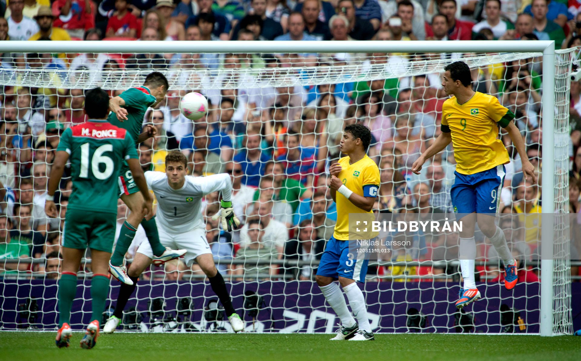 OS 2012, fotboll, herr, final, Brasilien - Mexico:  Marco Fabian, Mexico  nickar in 2-0 målet.