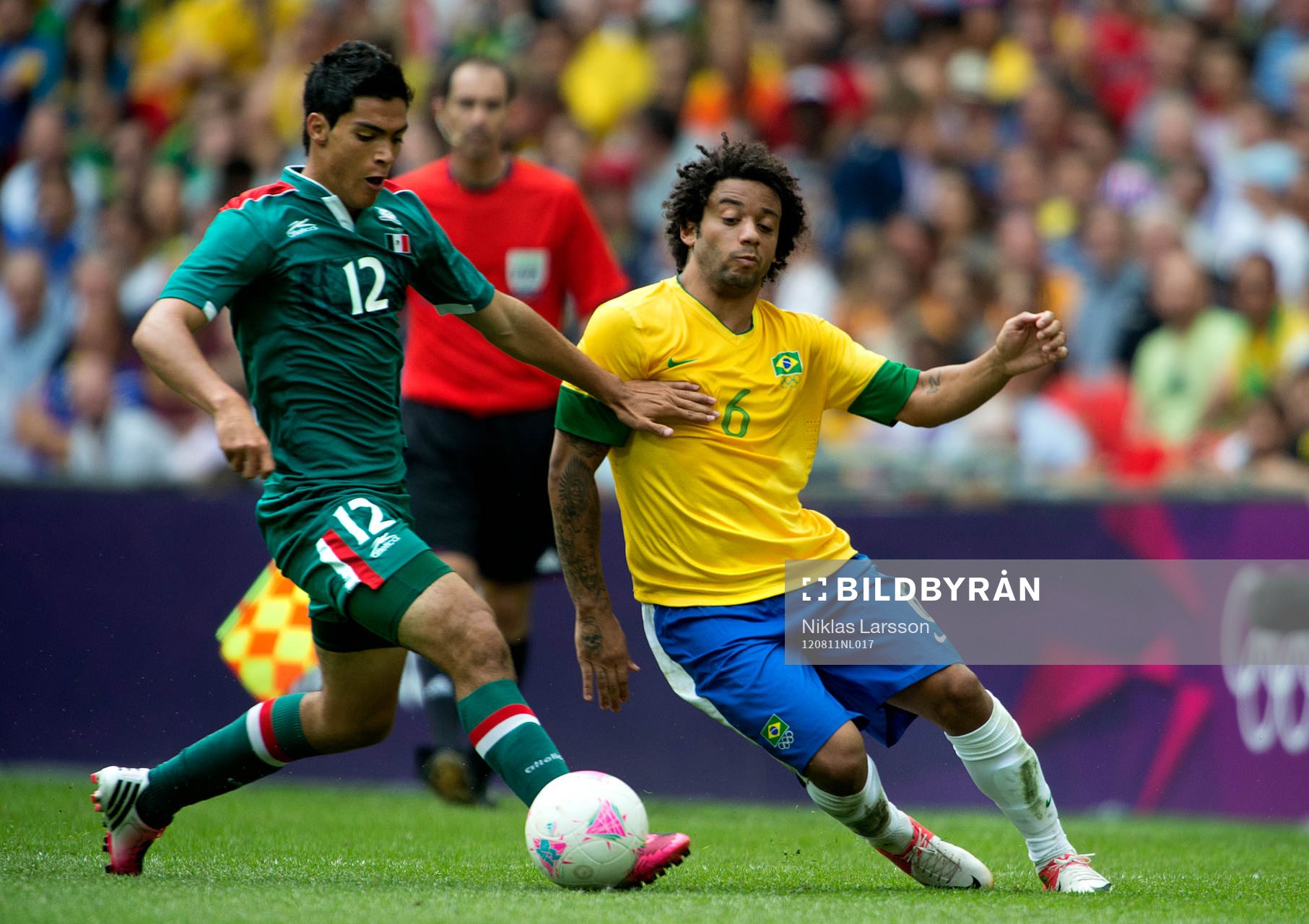 OS 2012, fotboll, herr, final, Brasilien - Mexico: Raul Jimenez, Mexico och Marcelo, Brasilien.