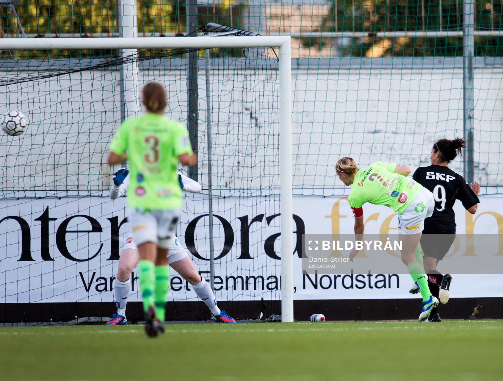 Christen Press, Göteborg, gör 1-0