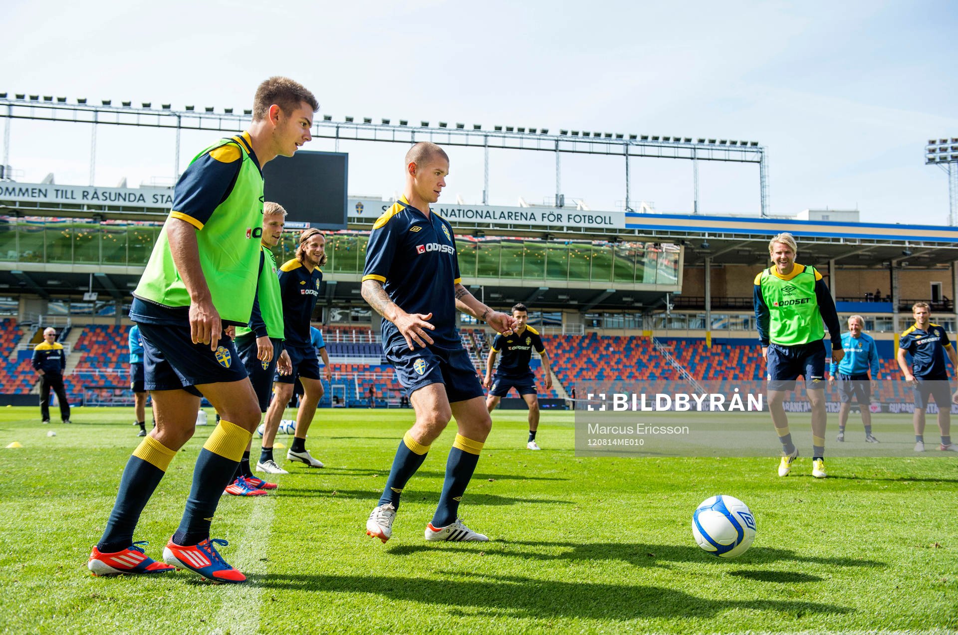 Sverige träning på Råsunda. Kvadratspel, yngre på mot de äldre. Alexander Kacaniklic och Samuel Holmén