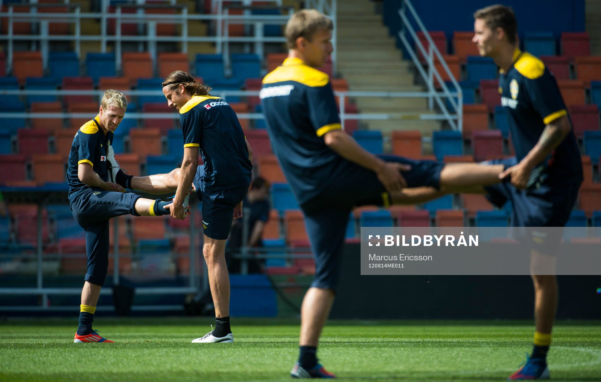  Sverige träning på Råsunda. Christian Wilhelmsson och Jonas Olsson stretchar tillsammans