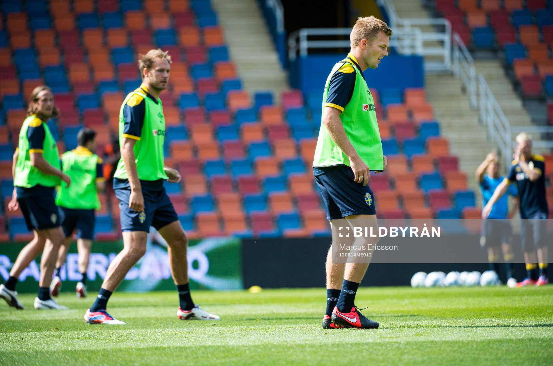 Sverige träning på Råsunda. Sebastian Larsson vandrar