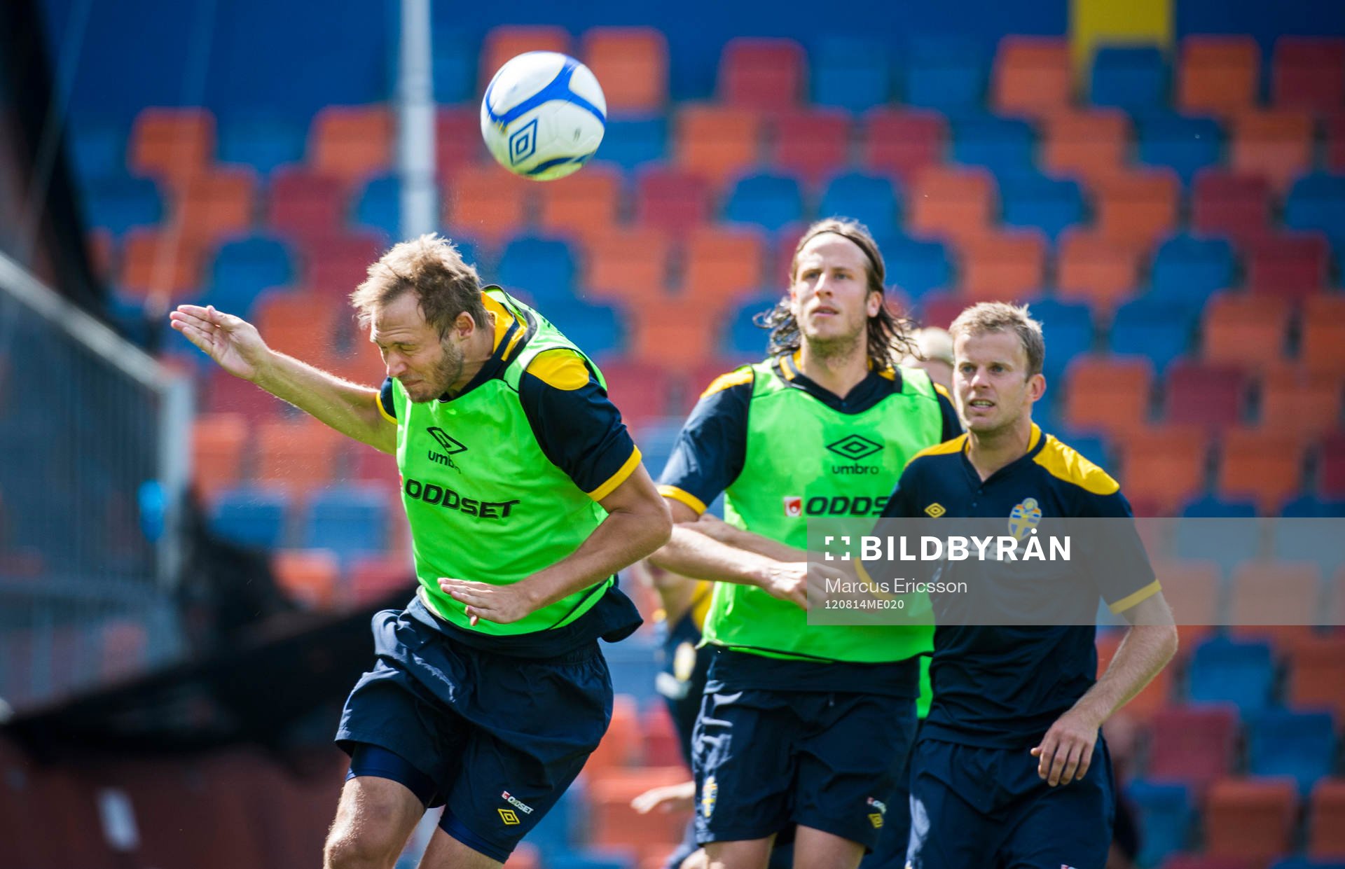  Sverige träning på Råsunda. Andreas Granqvist nickar undan