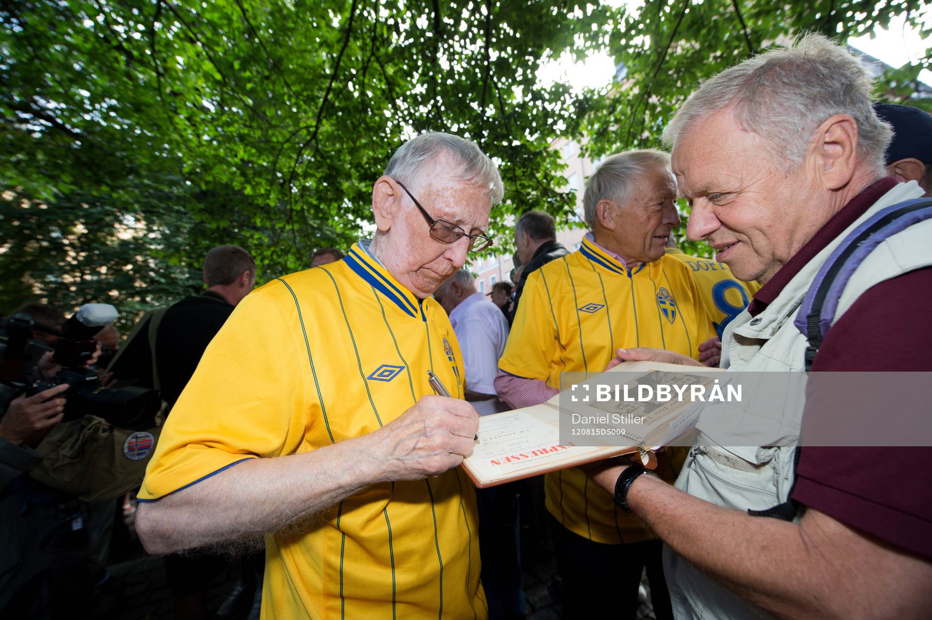 Reino Börjesson skriver autografer