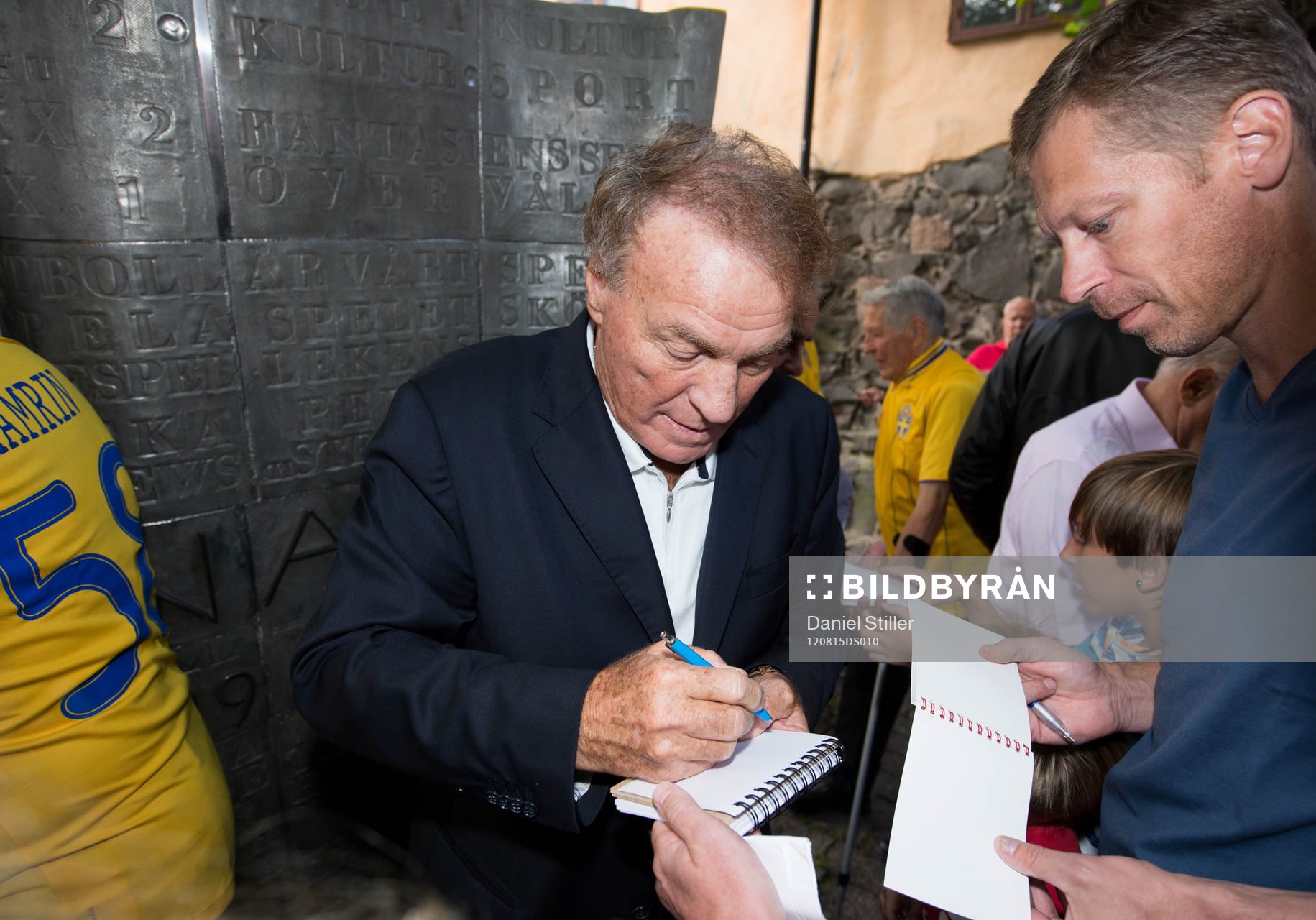 Mazzola skriver autografer