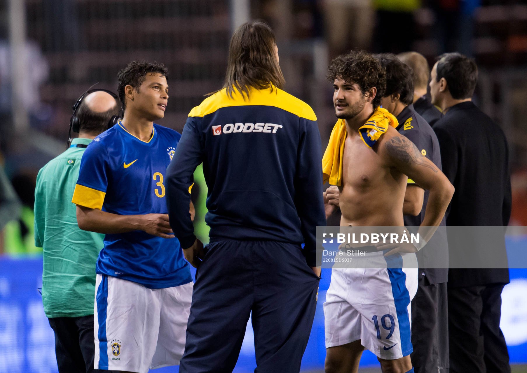 Zlatan Ibrahimovic, Sverige, pratar med Thiago Silva och
