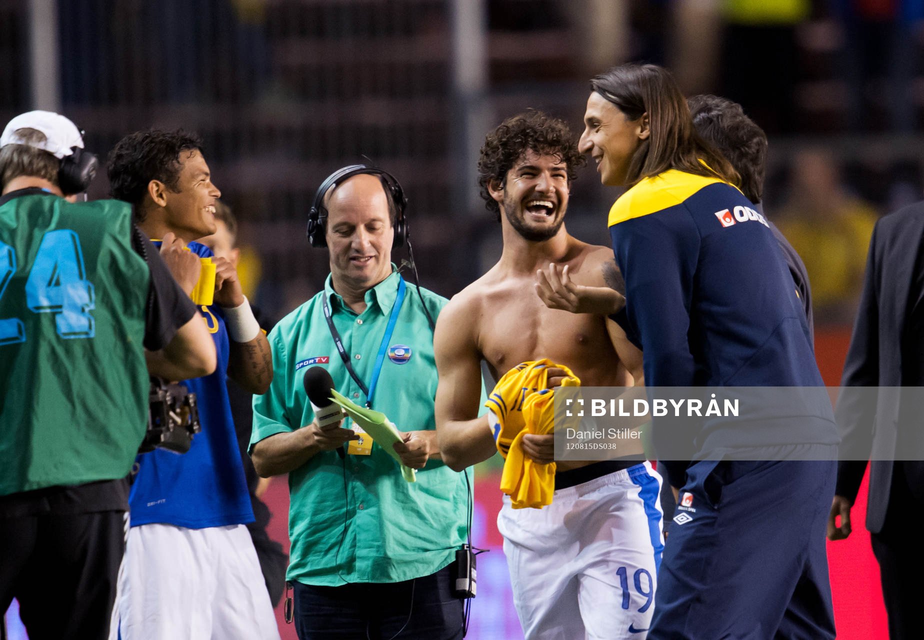 Zlatan Ibrahimovic, Sverige, pratar med Thiago Silva och