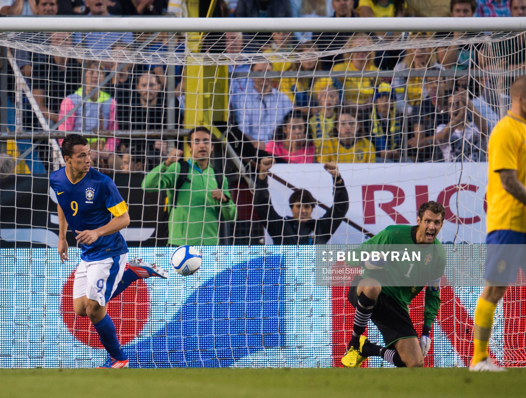 Fotboll, jubileumsmatch, Sverige - Brasilien: Leandro Damiao, Brasilien, gör 1-0 bakom Andreas Isaksson, målvakt, Sverige.